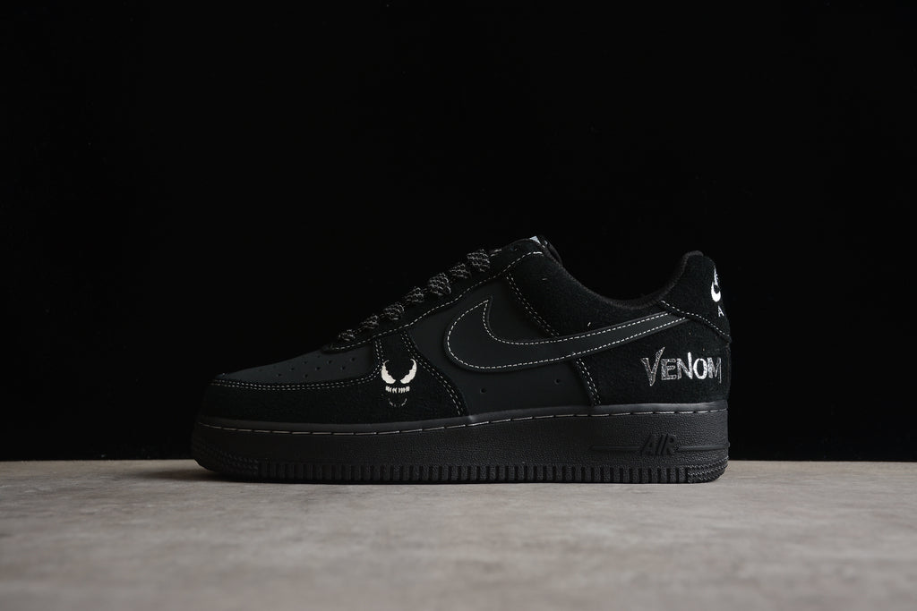 Air Force 1 Low – Negro con Detalles Blancos