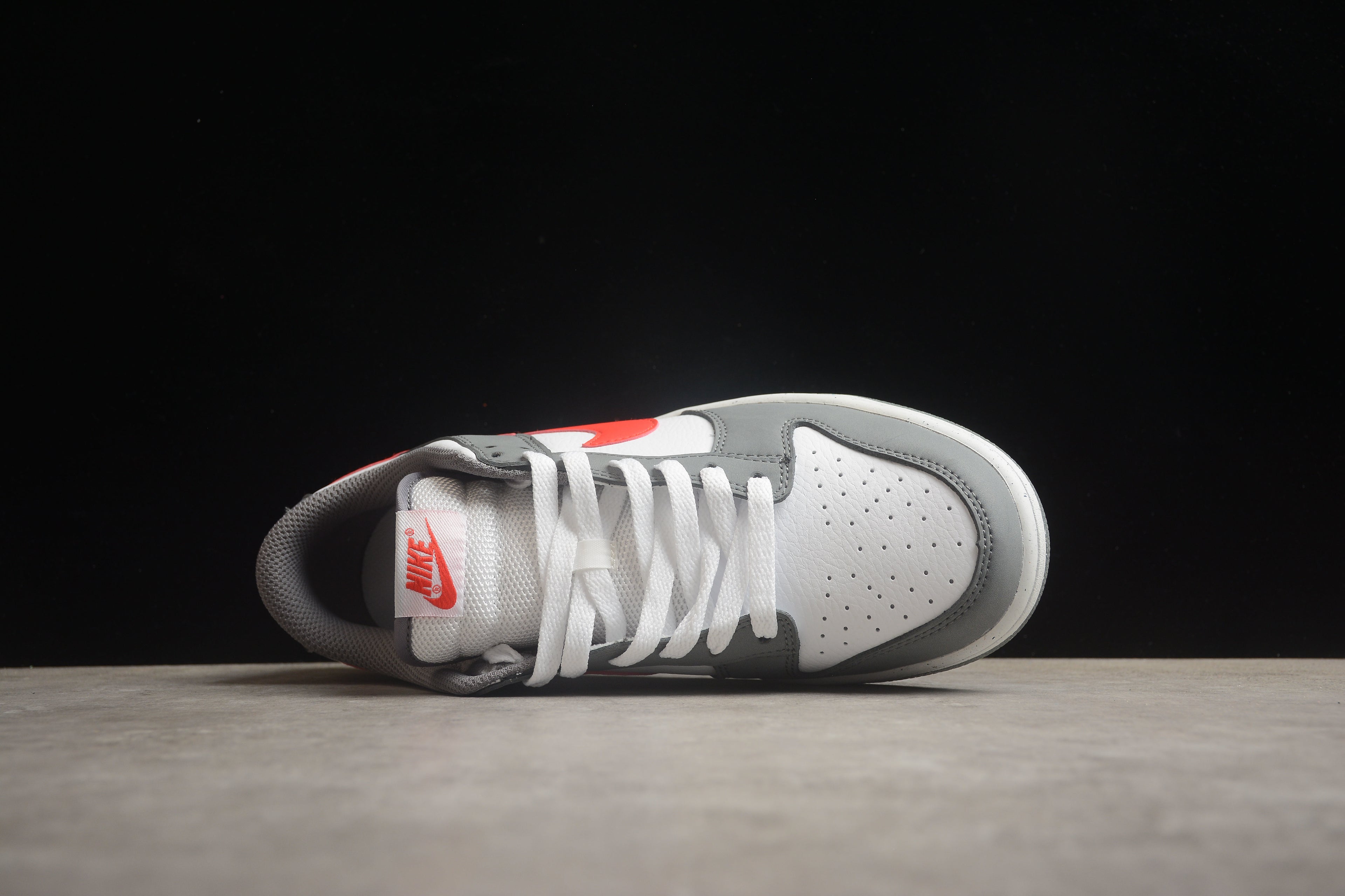 Dunk SB – Gris / Blanco / Rojo