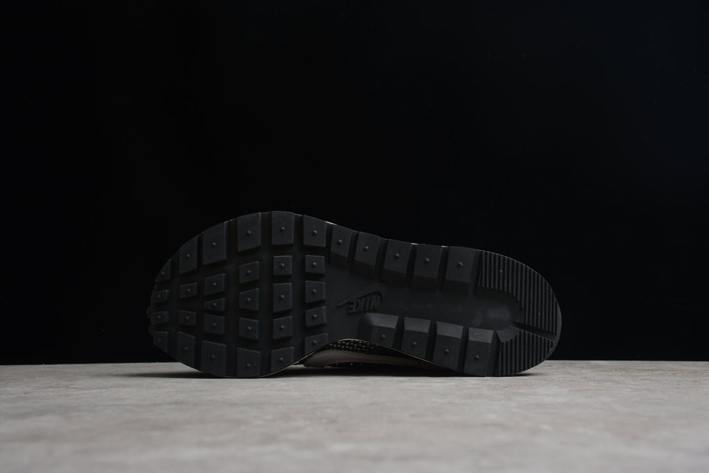 Sacai x VaporWaffle – Negro / Blanco