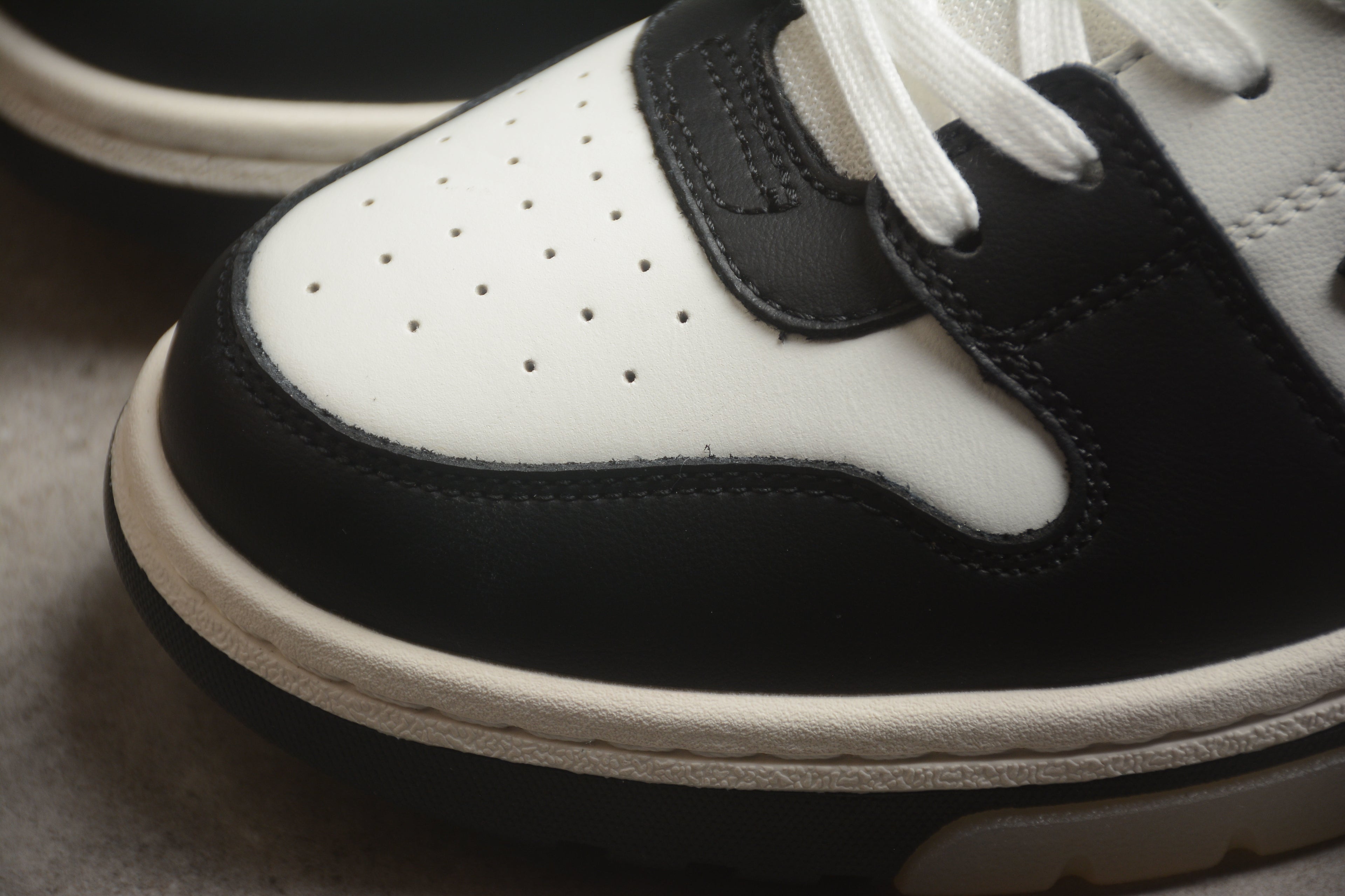 Off-White – Negro / Blanco