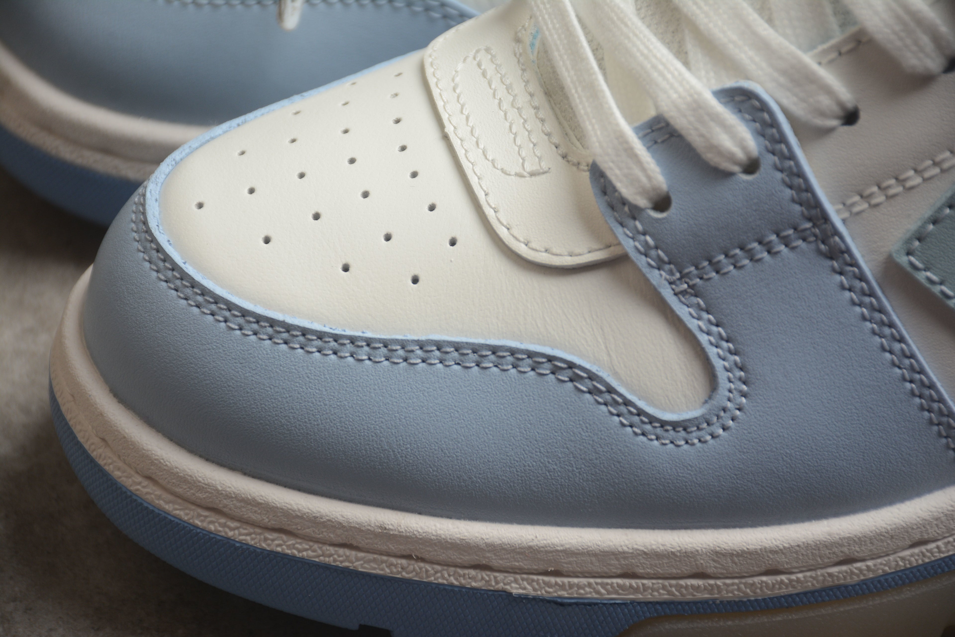 Off-White – Azul / Blanco