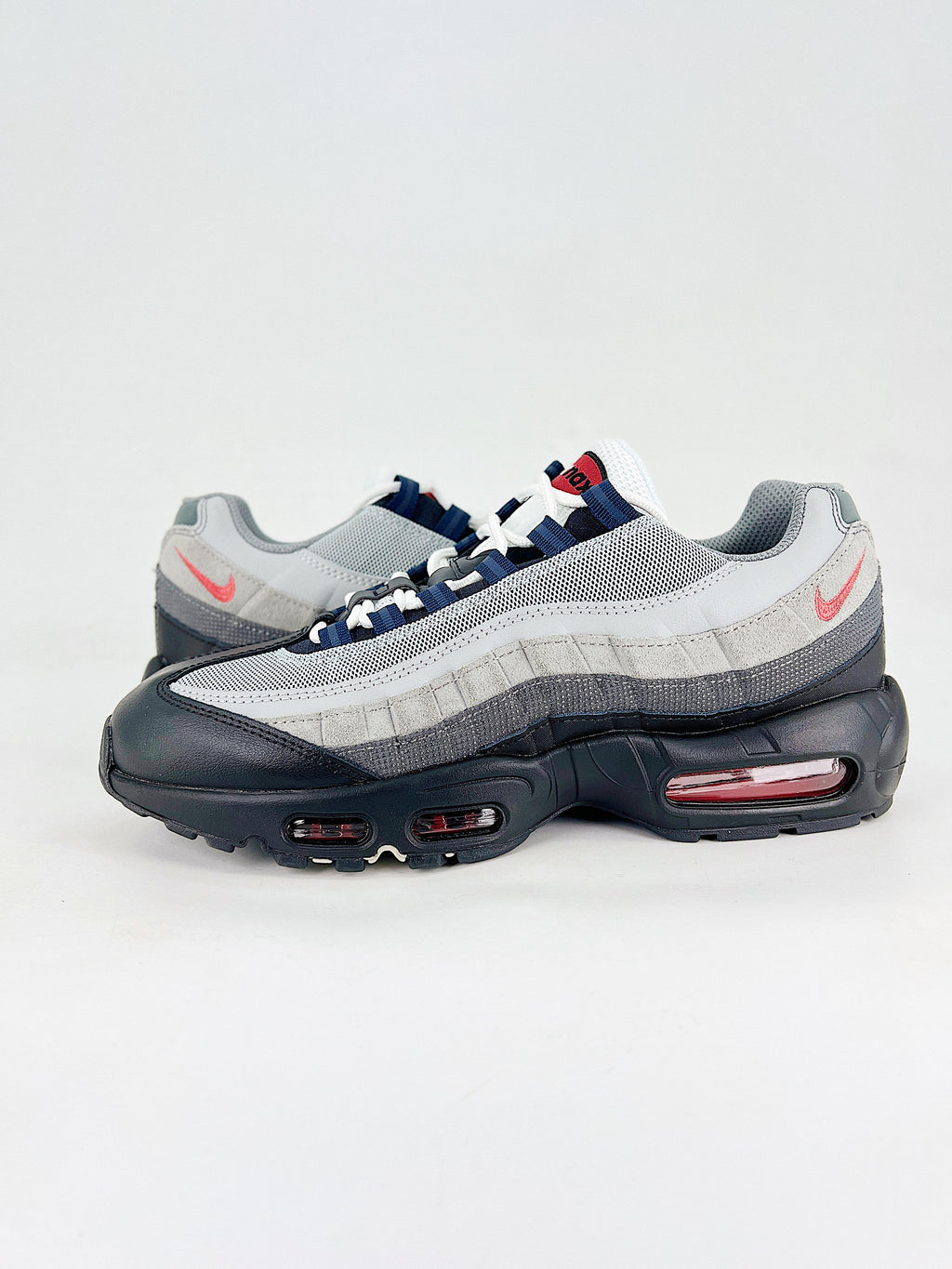 Air Max 95 – Negro / Gris / Rojo