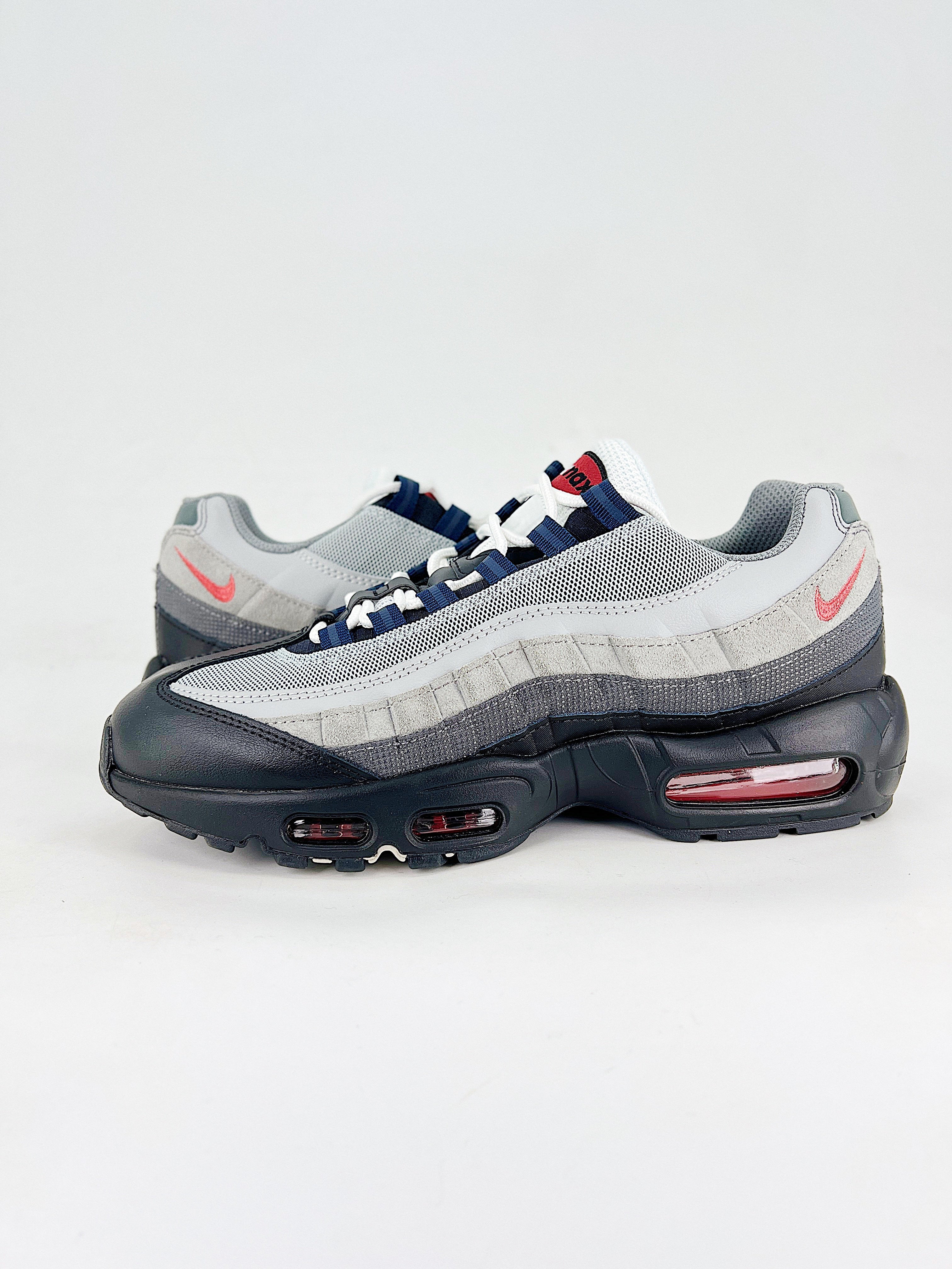 Air Max 95 – Negro / Gris / Rojo