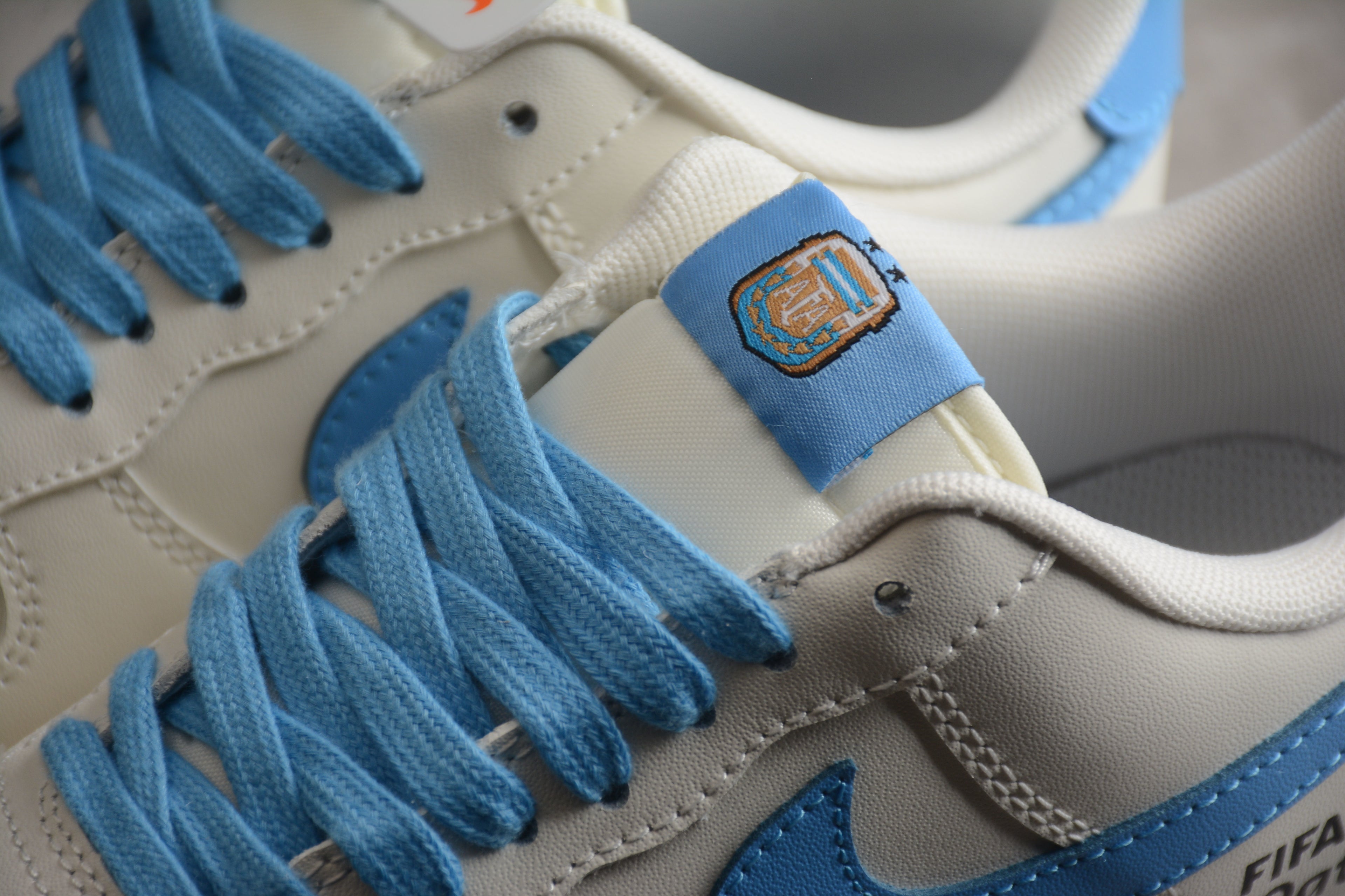 Nike Air Force 1 Low – Blanco / Azul
