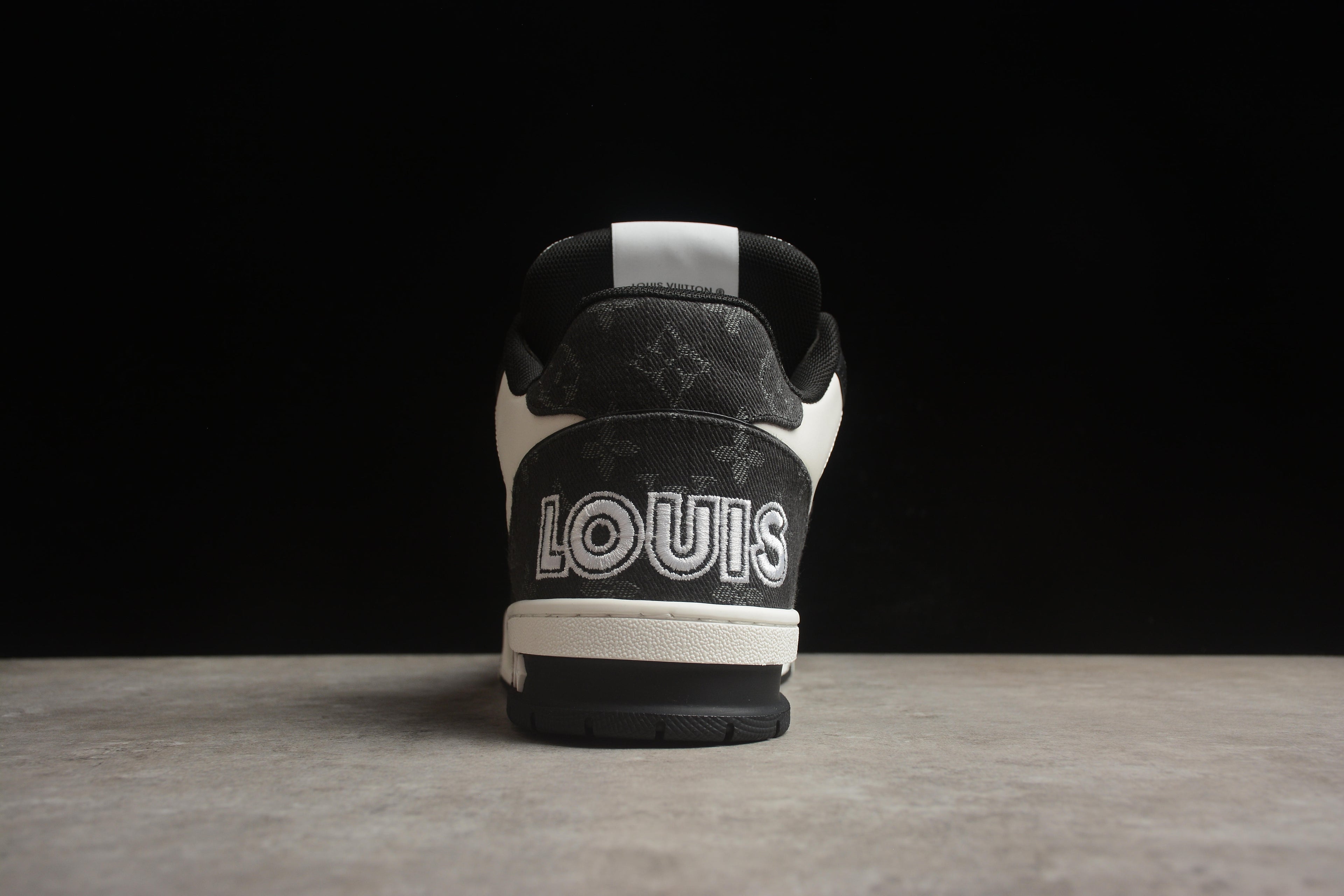 Louis Vuitton Trainer Low – Negro / Blanco