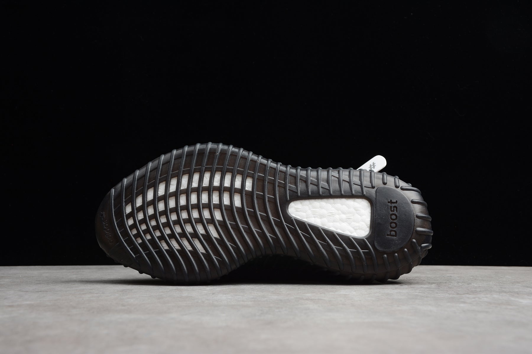 Adidas Yeezy 350 – Negro / Rojo