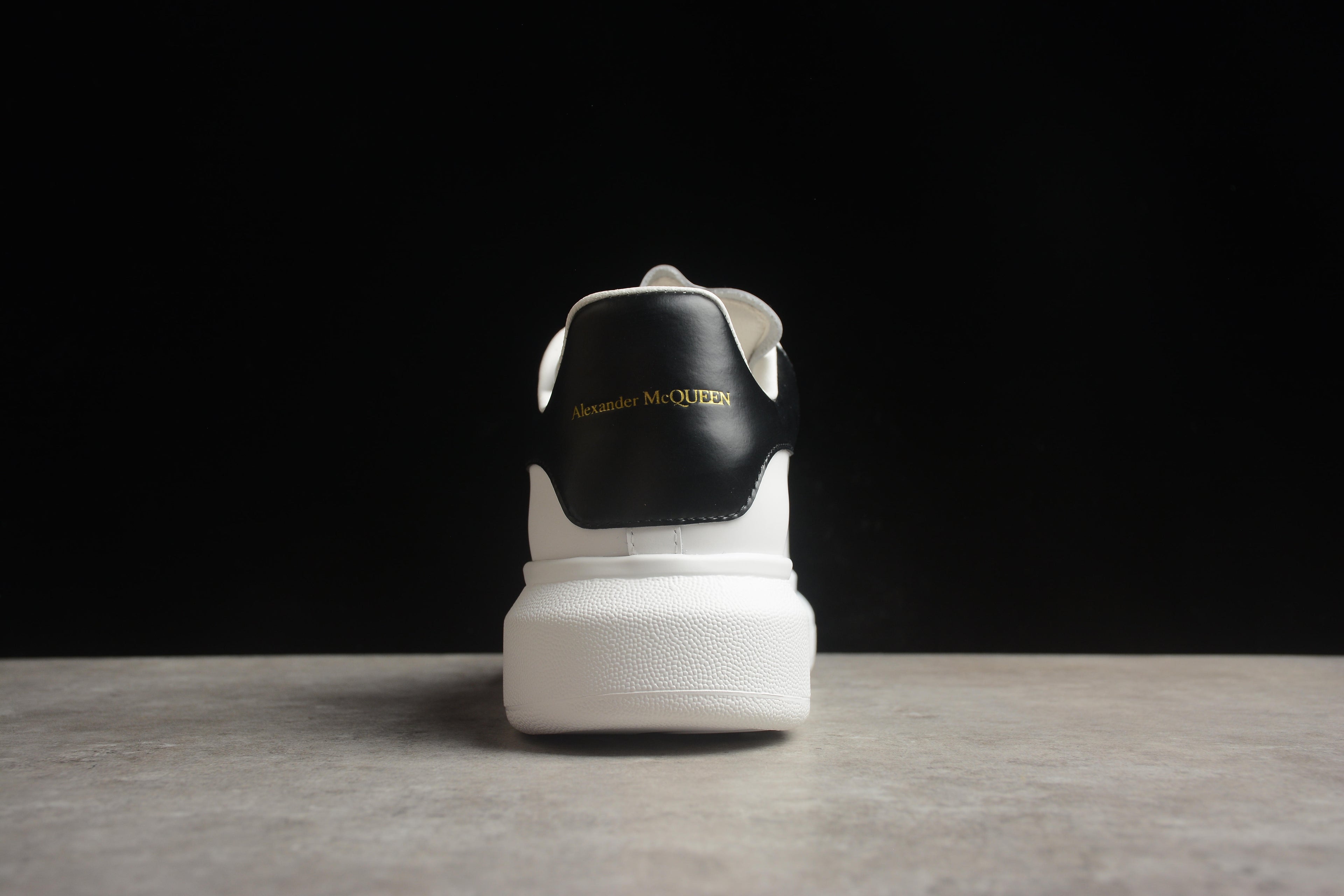 Alexander McQueen – Blanco / Negro / Letras Doradas