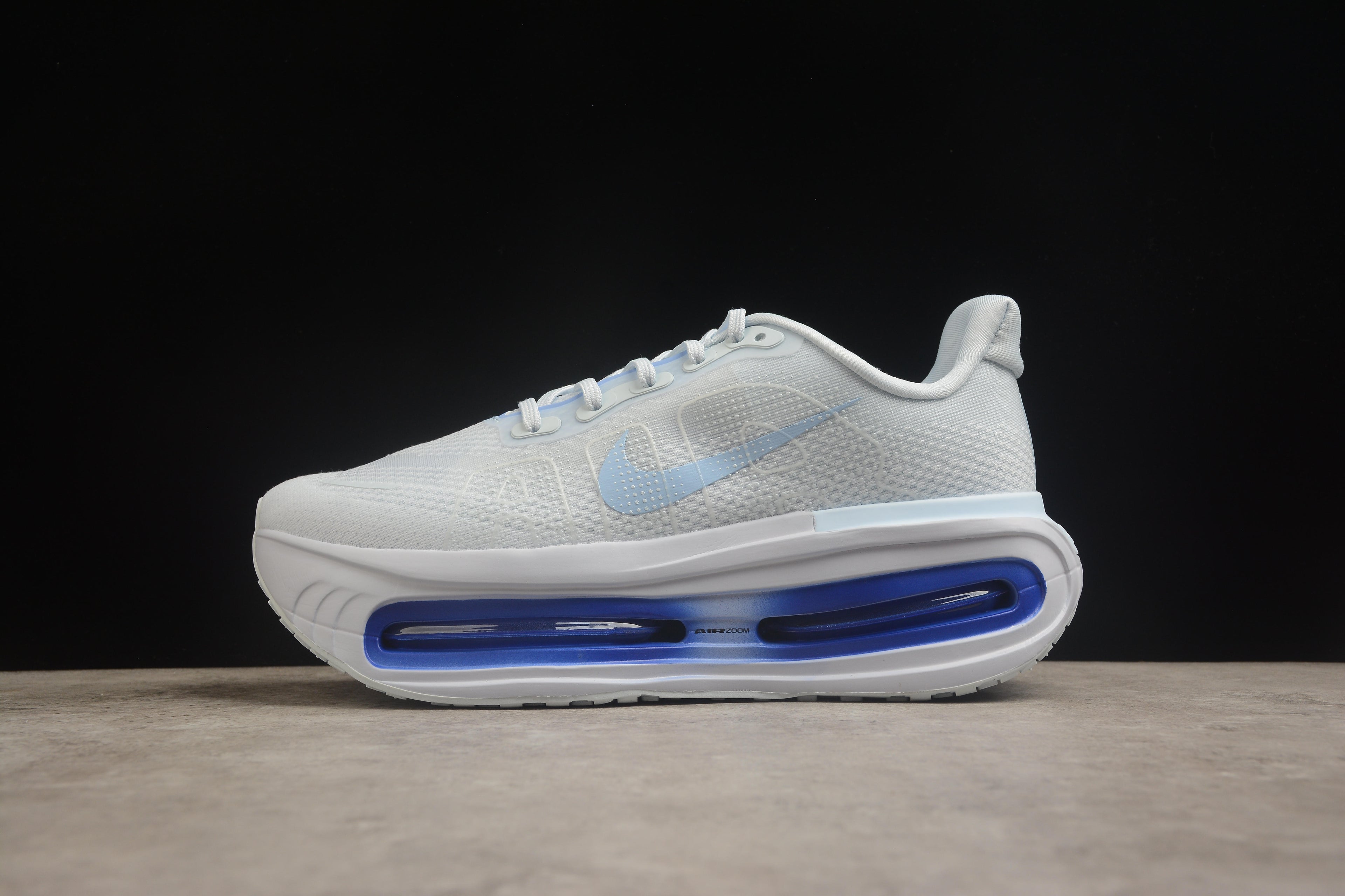 Vomero Premium – Blanco / Azul Oscuro
