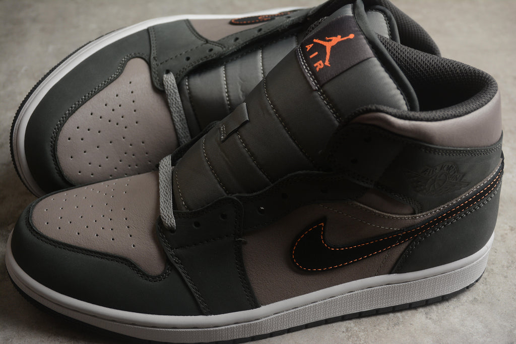 Air Jordan 1 Mid – Gris Oscuro / Marrón