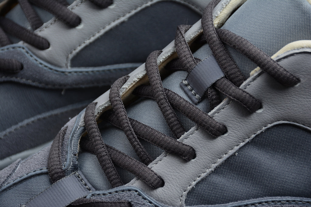 Adidas Yeezy 700 – Gris / Blanco