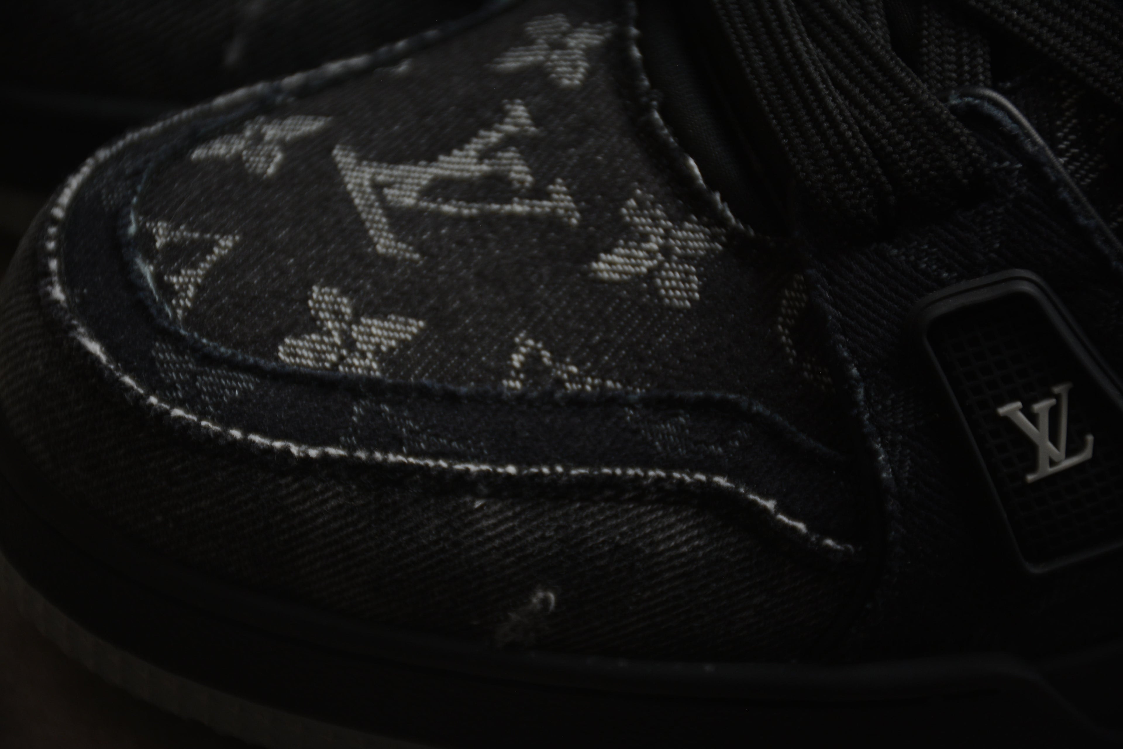 Louis Vuitton Trainer Low – Negro / Gris