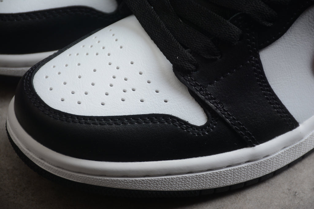 Jordan 1 Low – Negro / Blanco / Rosa
