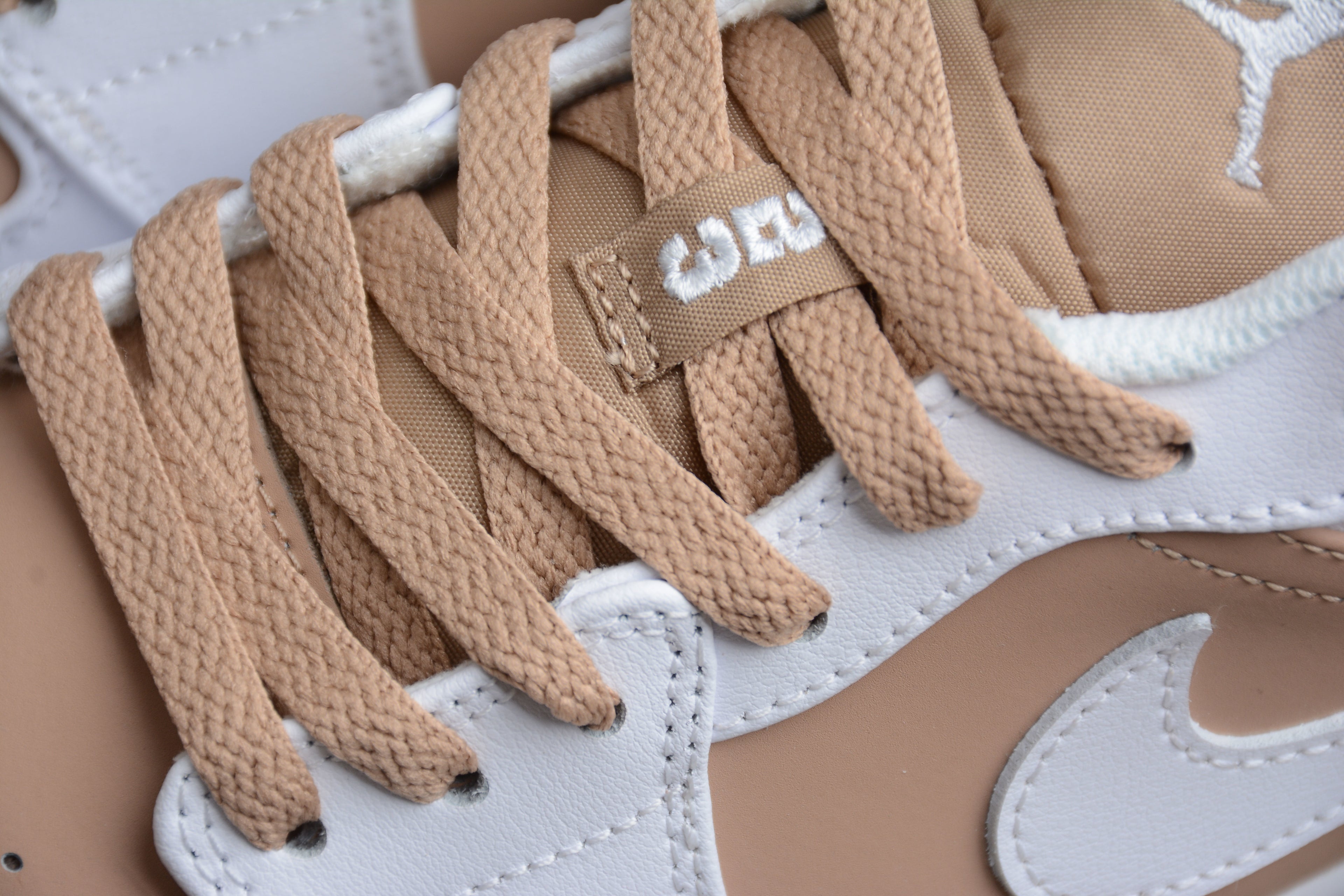 Jordan 1 Low – Blanco / Marrón