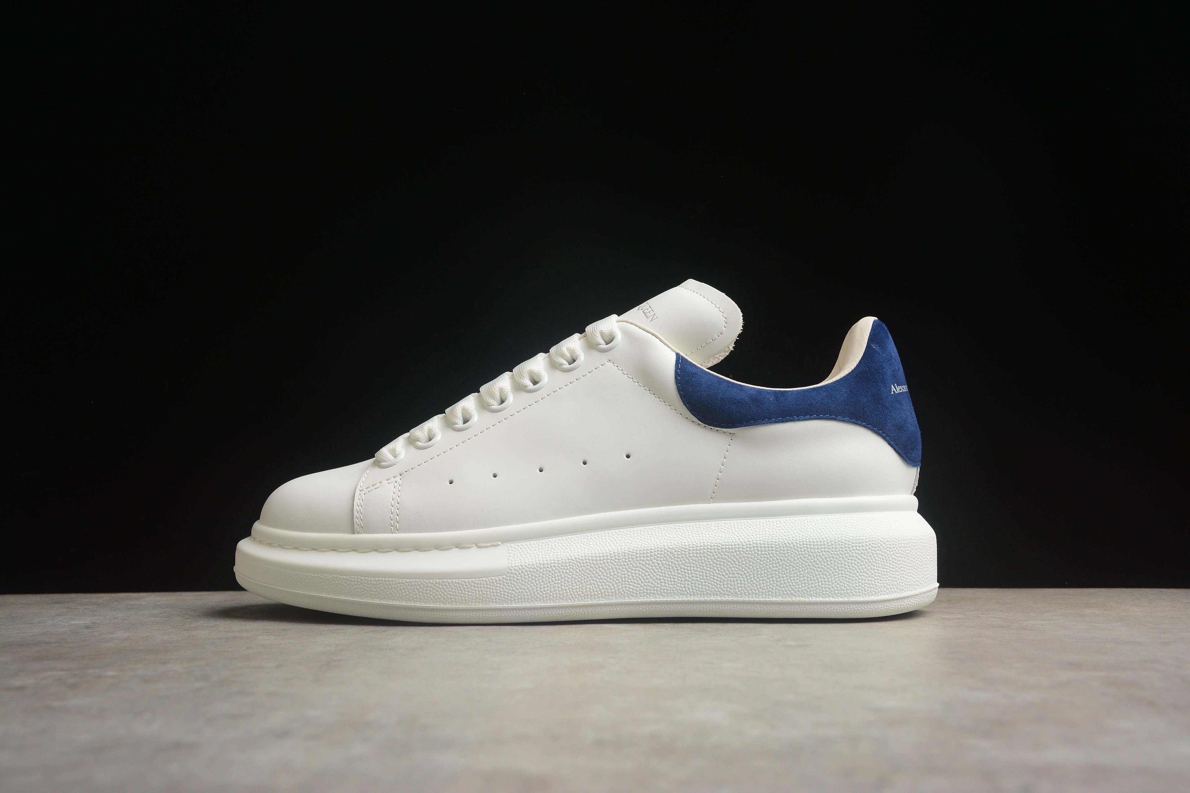 Alexander McQueen – Blanco / Azul Oscuro