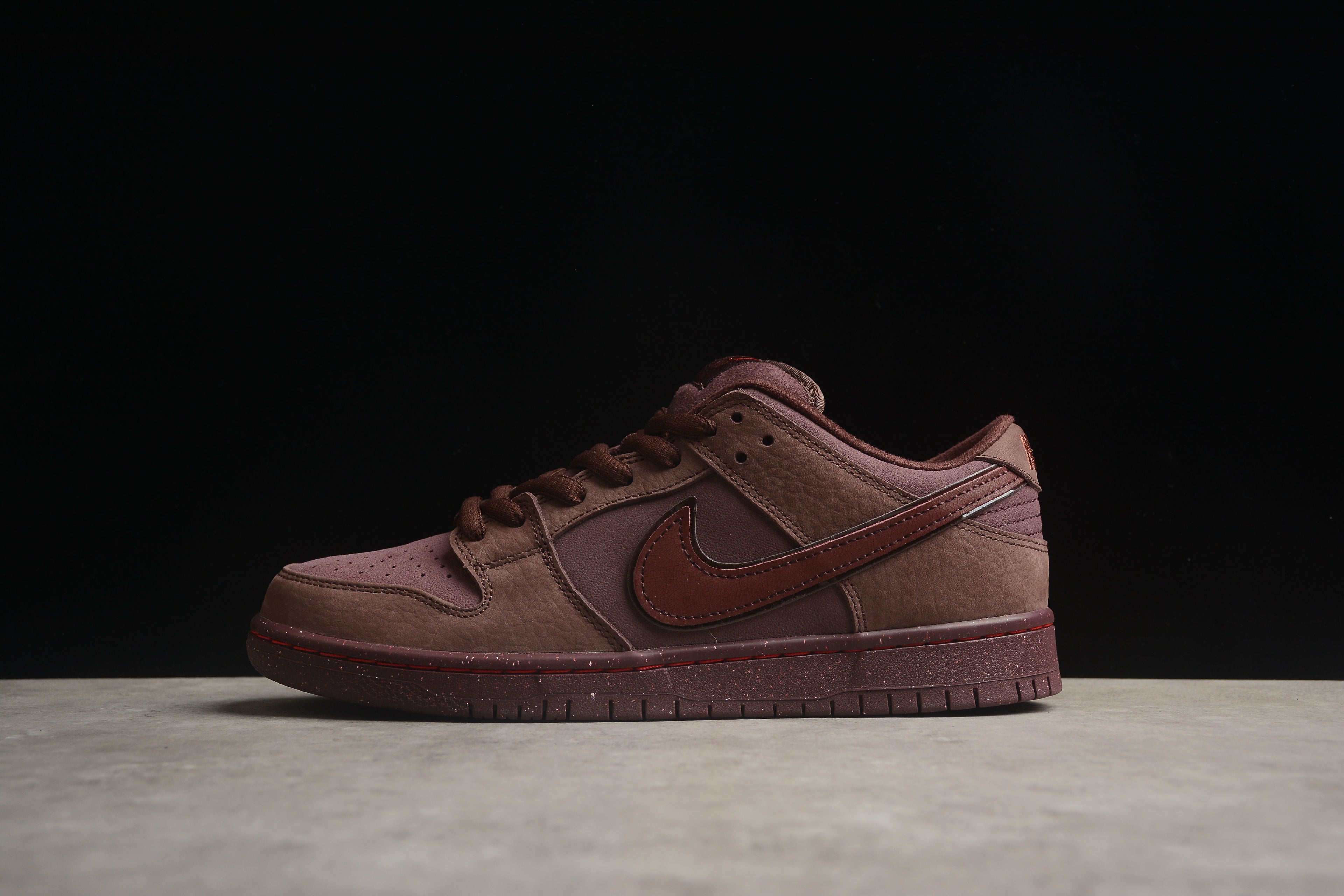 Dunk SB – Blanco / Granate
