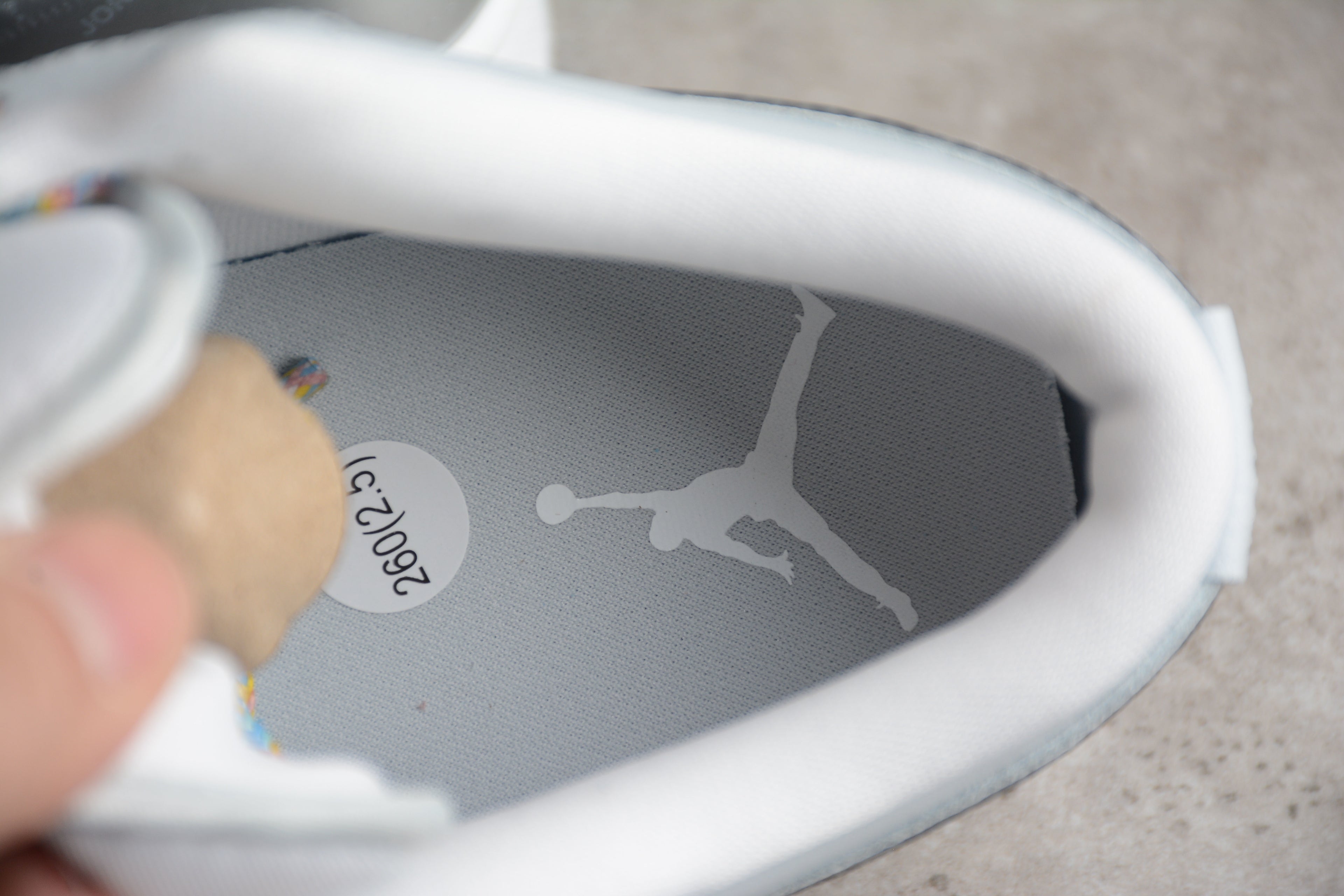 Jordan 1 Low – Beige / Plata / Blanco