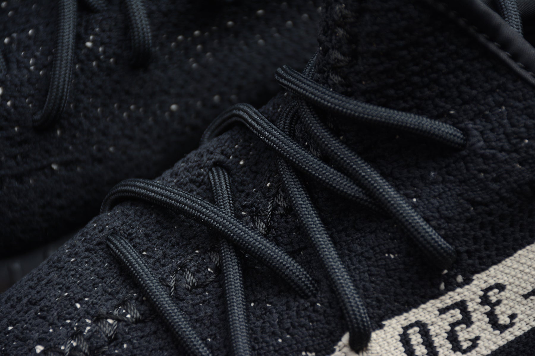 Adidas Yeezy 350 – Negro / Blanco