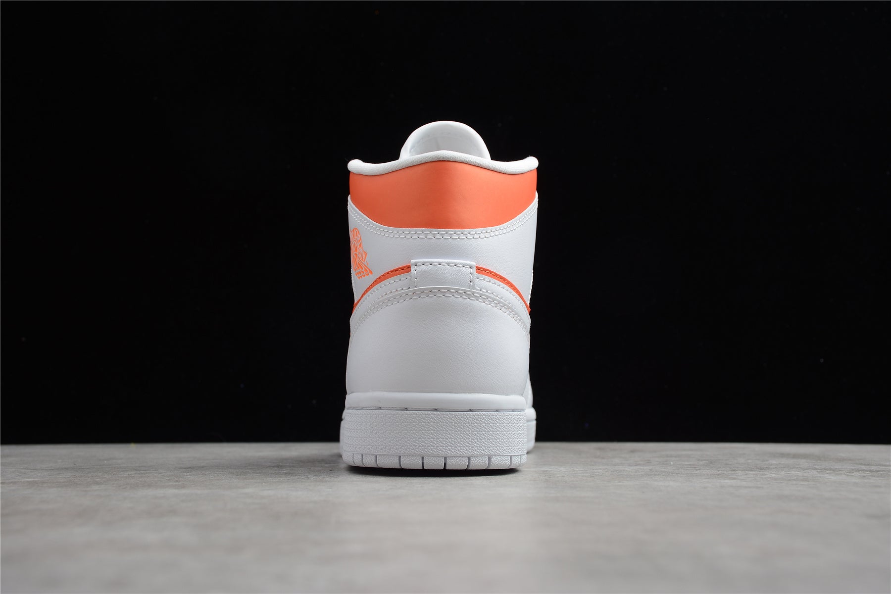 Air Jordan 1 Mid – Blanco / Naranja