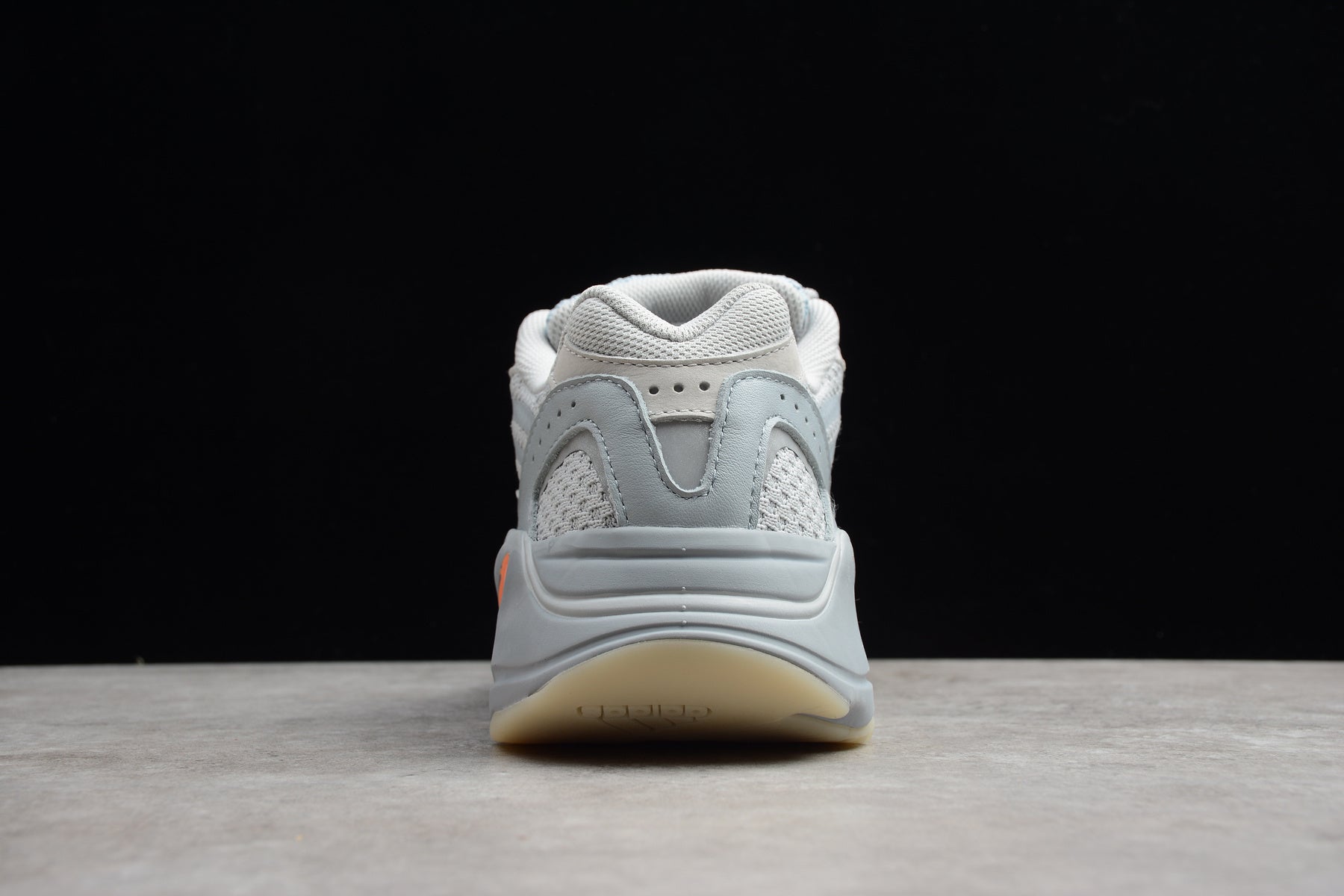 Adidas Yeezy 700 – Azul / Naranja