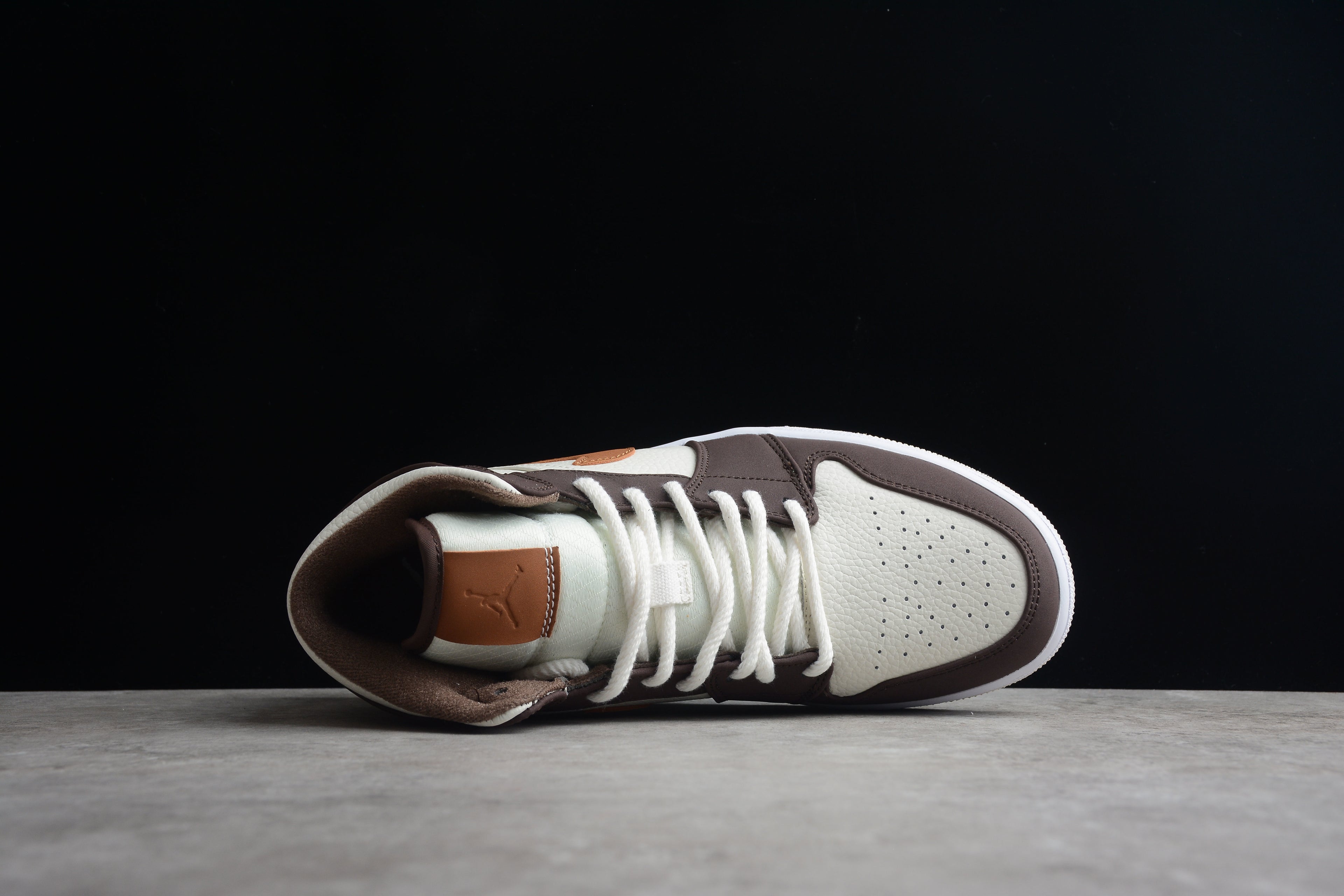 Air Jordan 1 Mid – Marrón / Beige
