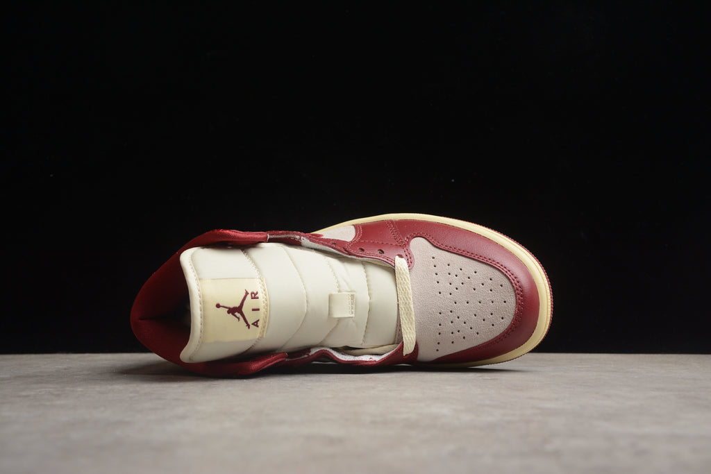 Air Jordan 1 Mid – Rojo / Beige