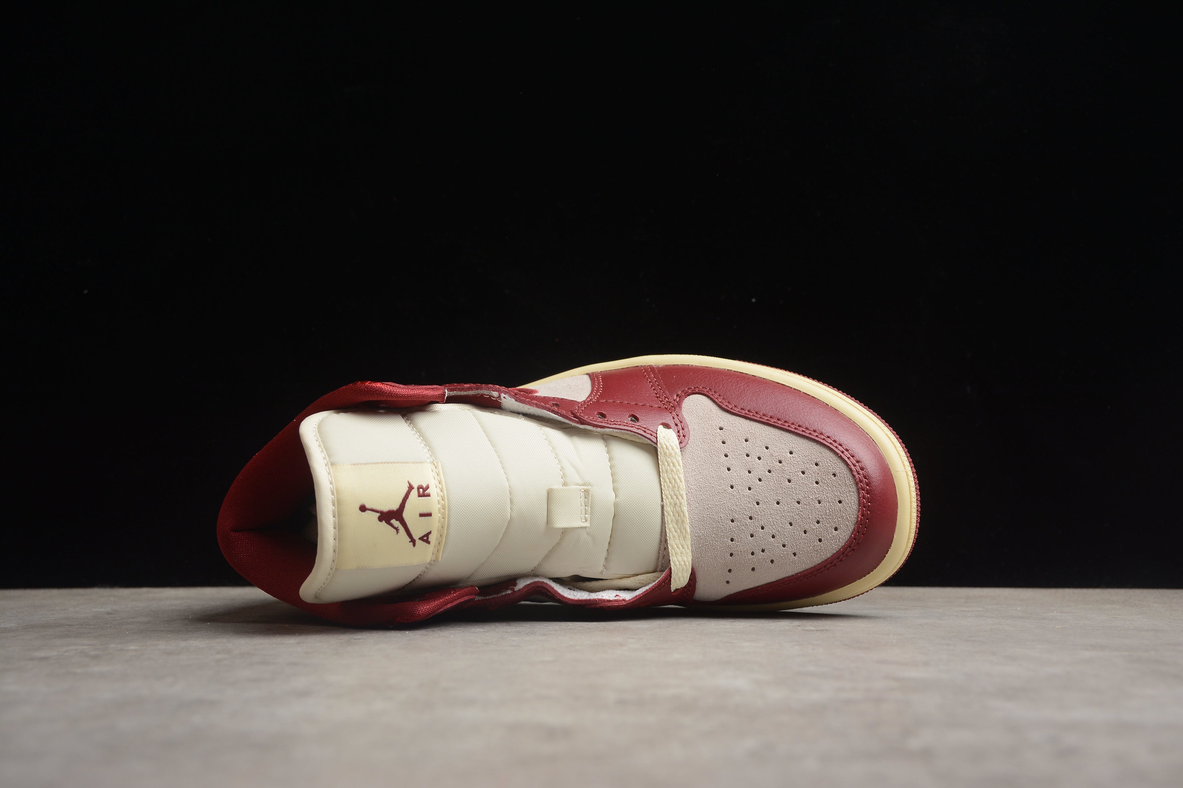 Air Jordan 1 Mid – Rojo / Beige