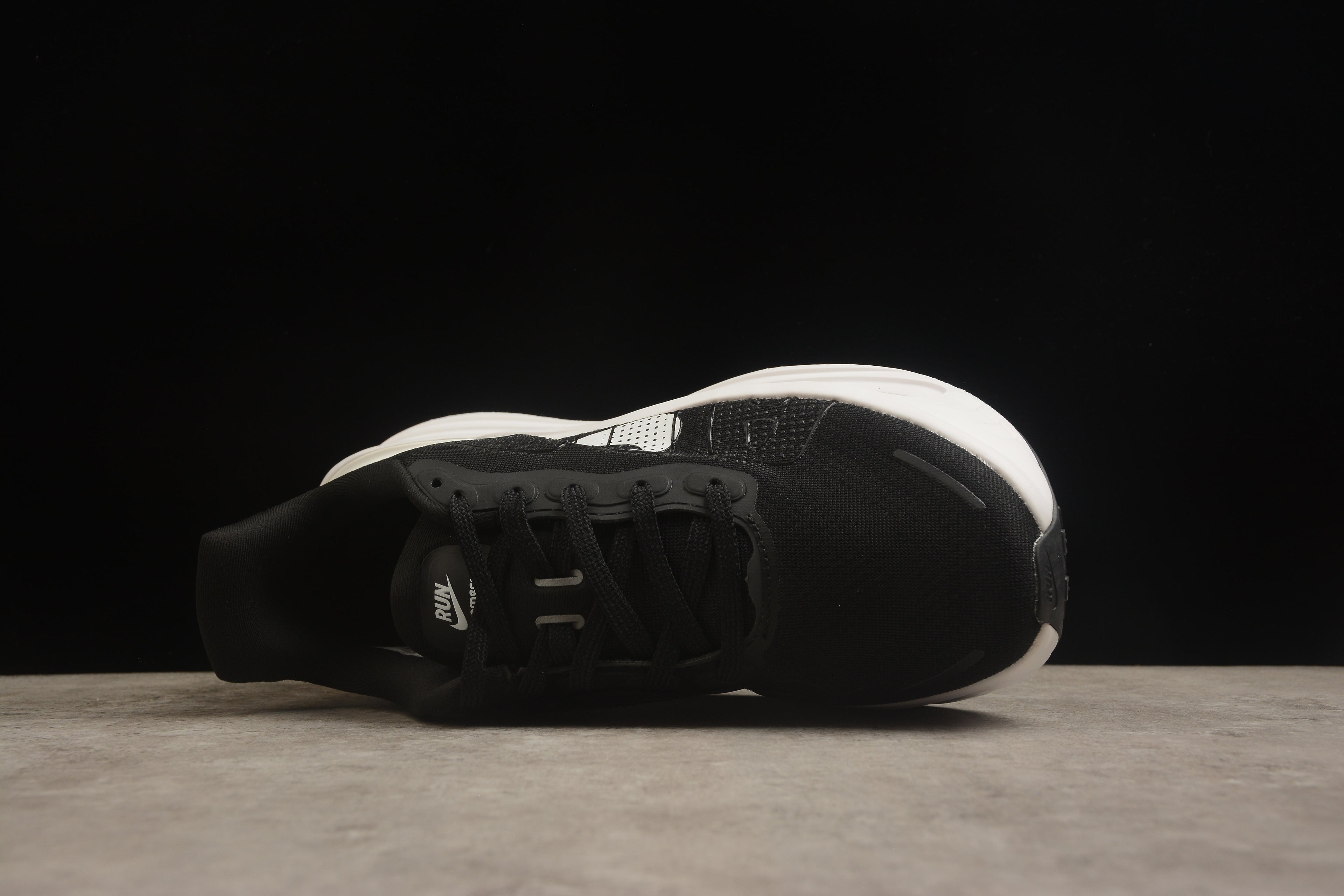 Vomero Premium – Negro / Blanco