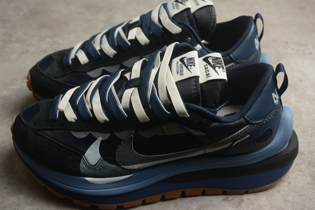 Sacai x VaporWaffle – Azul Oscuro / Blanco