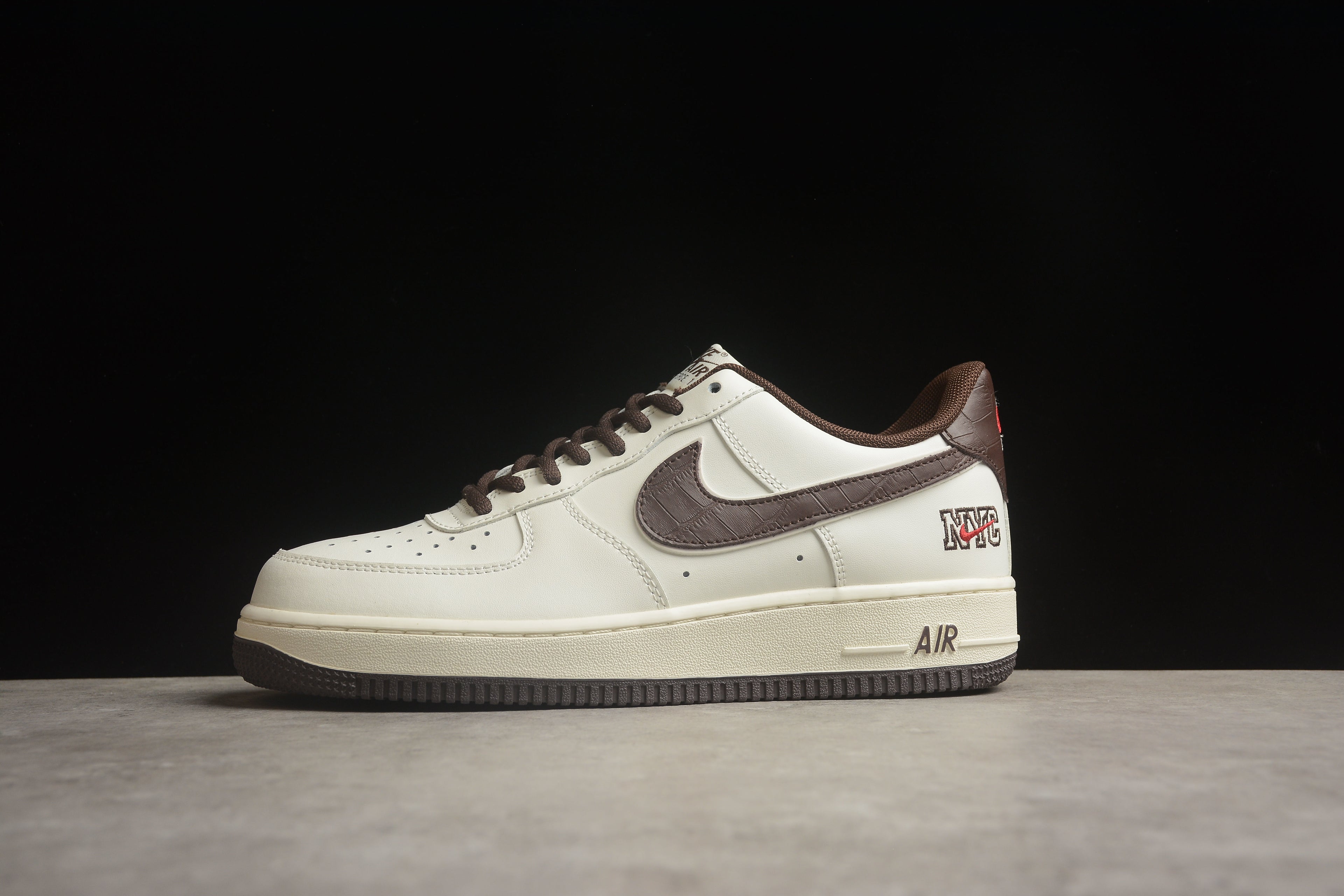Nike Air Force 1 Low – Blanco / Marrón