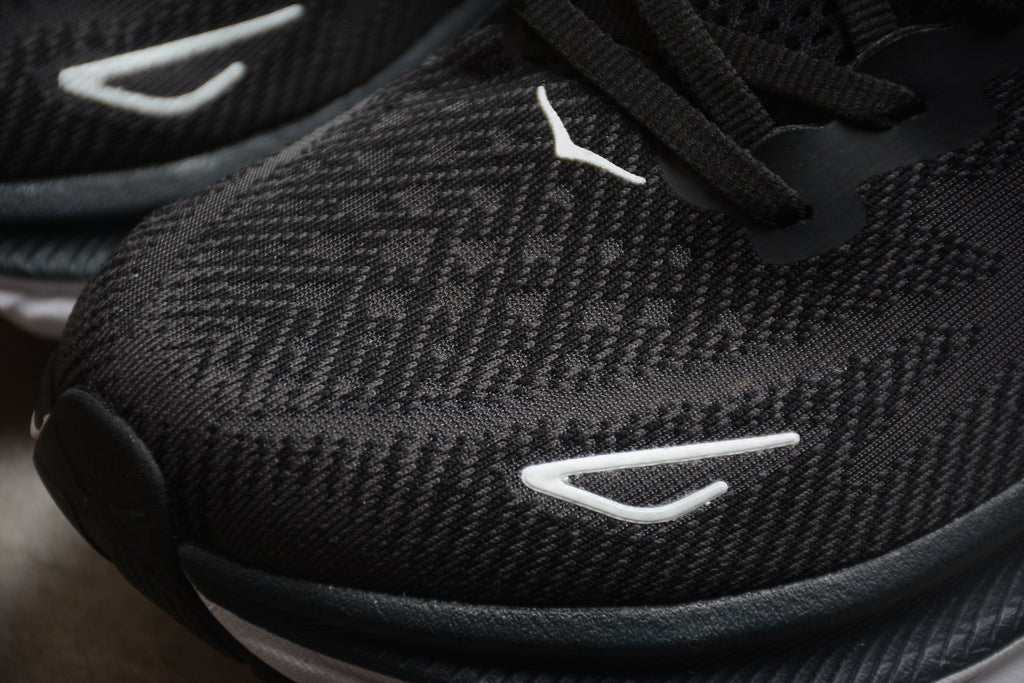 Hoka Clifton 9 – Negro / Blanco