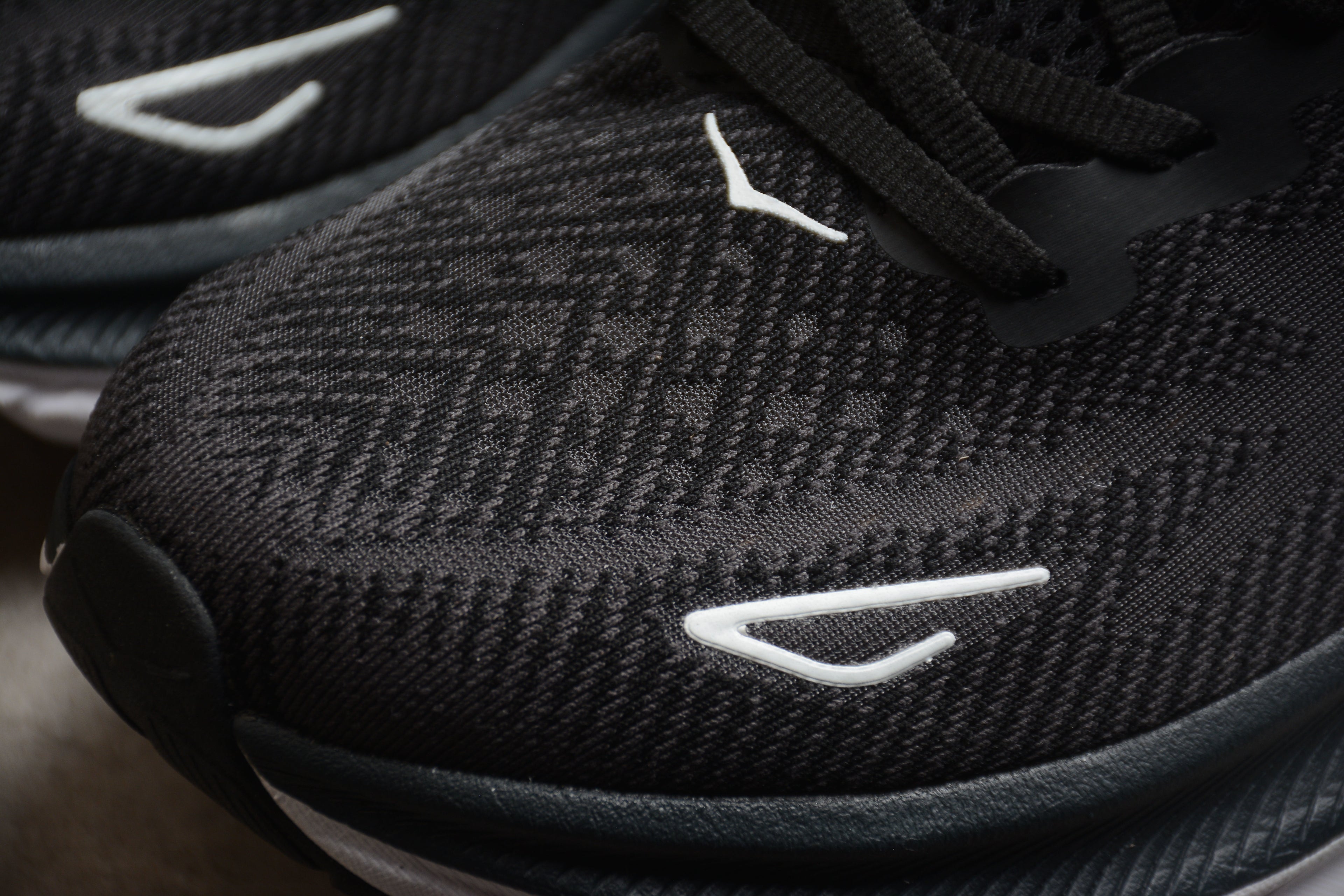 Hoka Clifton 9 – Negro / Blanco