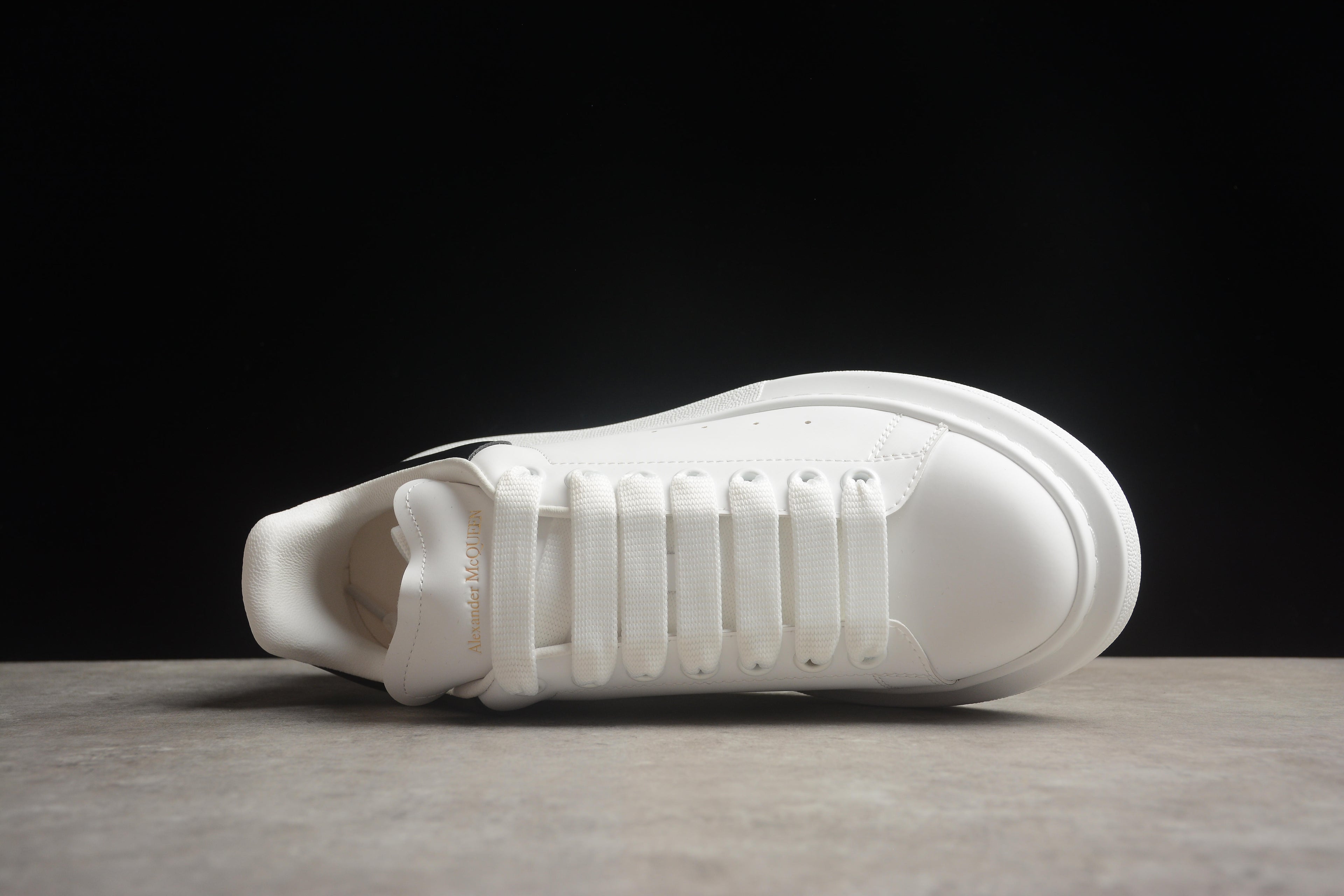 Alexander McQueen – Blanco / Negro / Letras Doradas