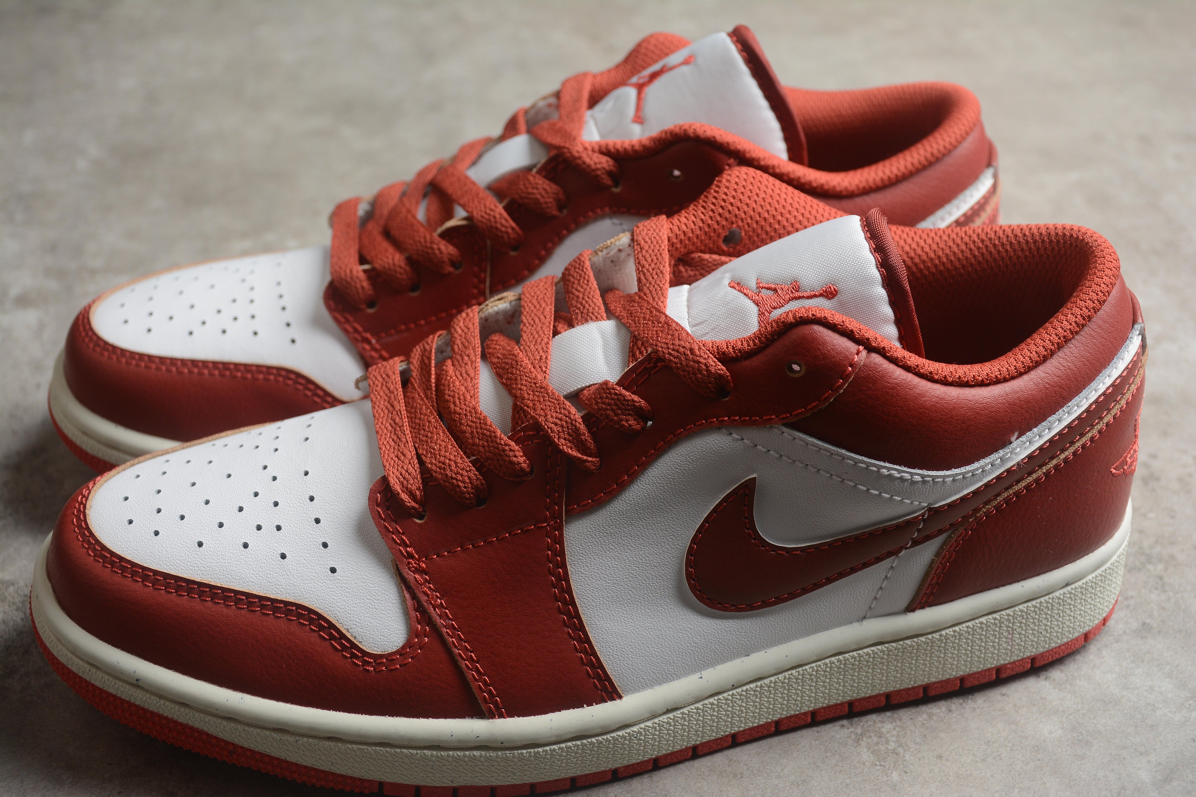 Jordan 1 Low – Rojo Oscuro
