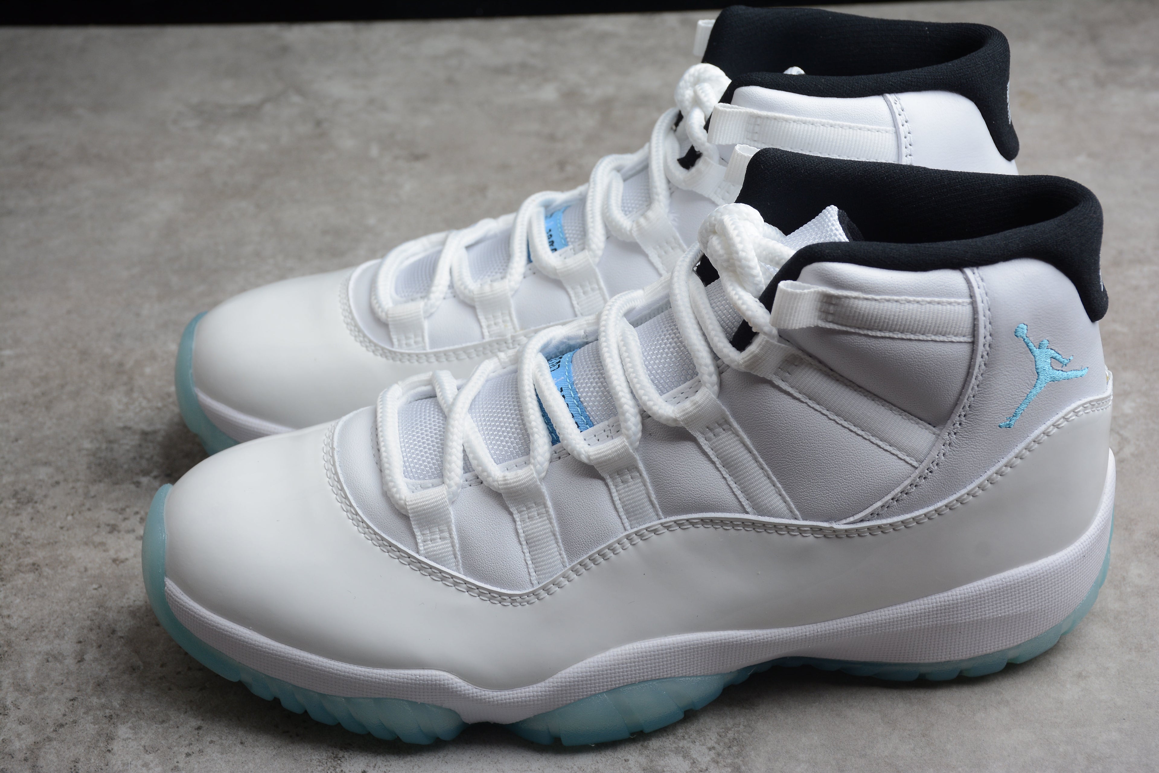 Air Jordan 11 – Blanco / Azul