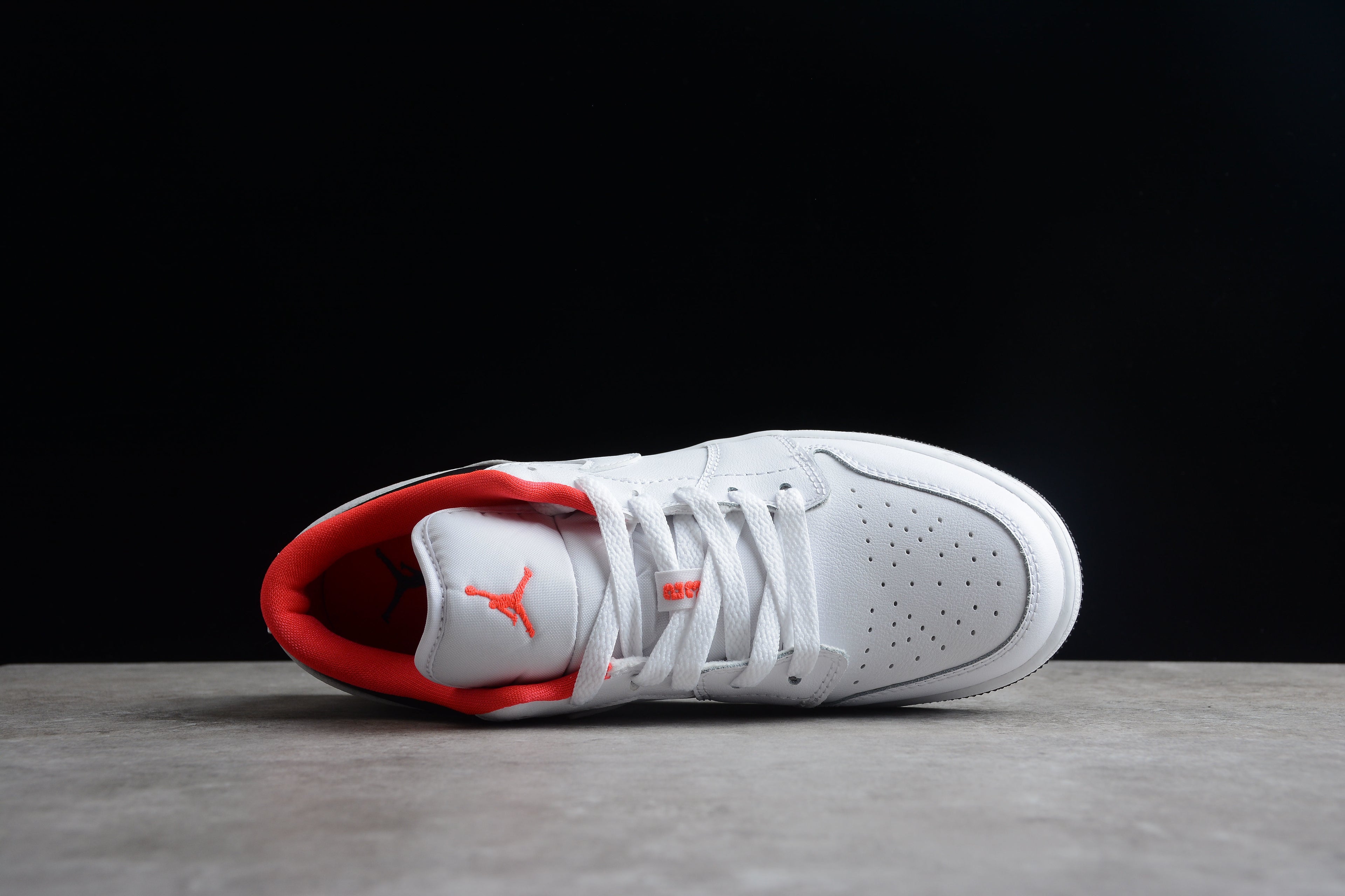 Jordan 1 Low – Blanco / Rosa / Negro