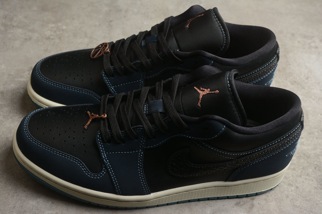Jordan 1 Low – Negro / Azul Oscuro