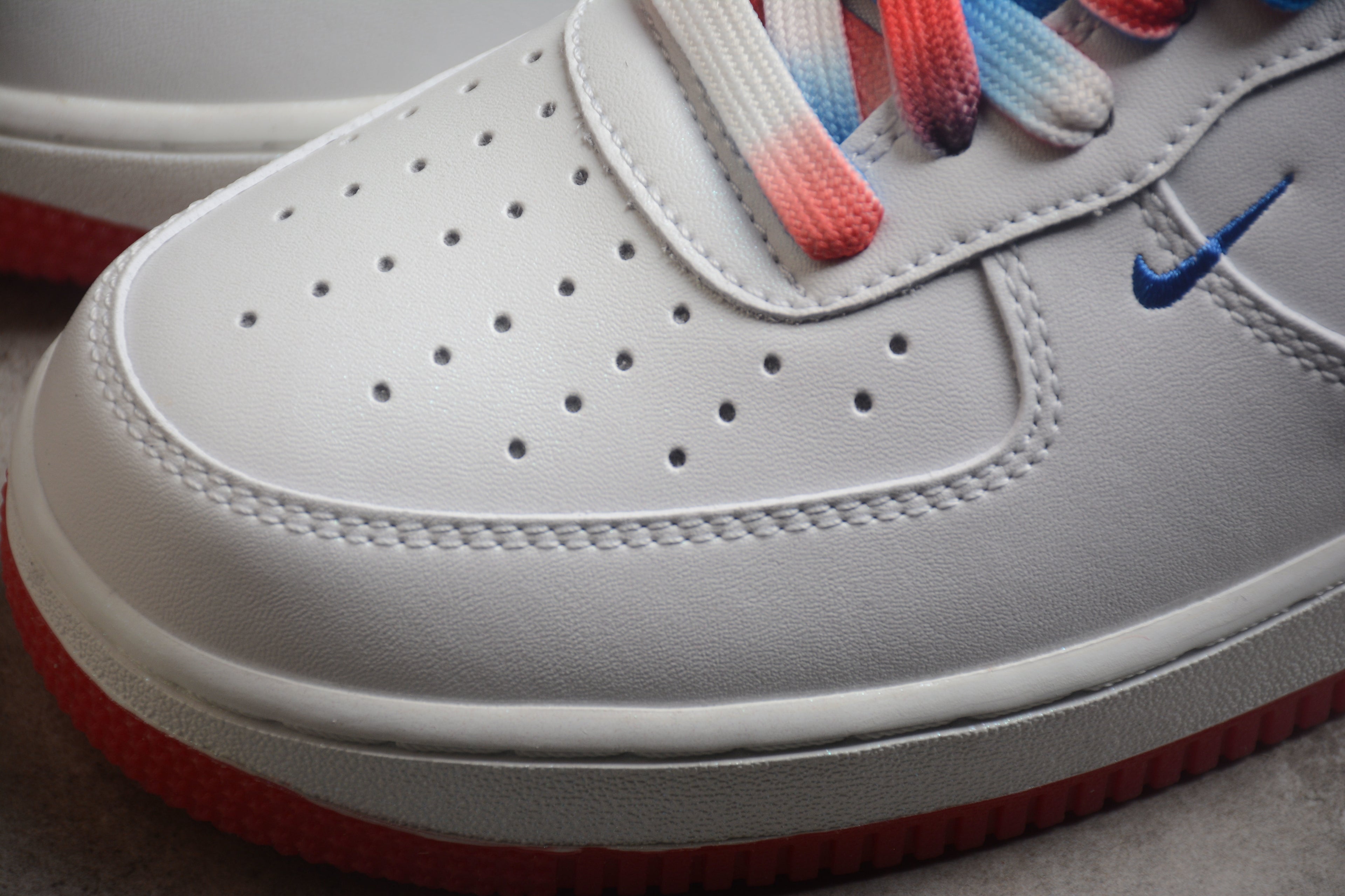 Nike Air Force 1 Low – Blanco / Rojo / Azul