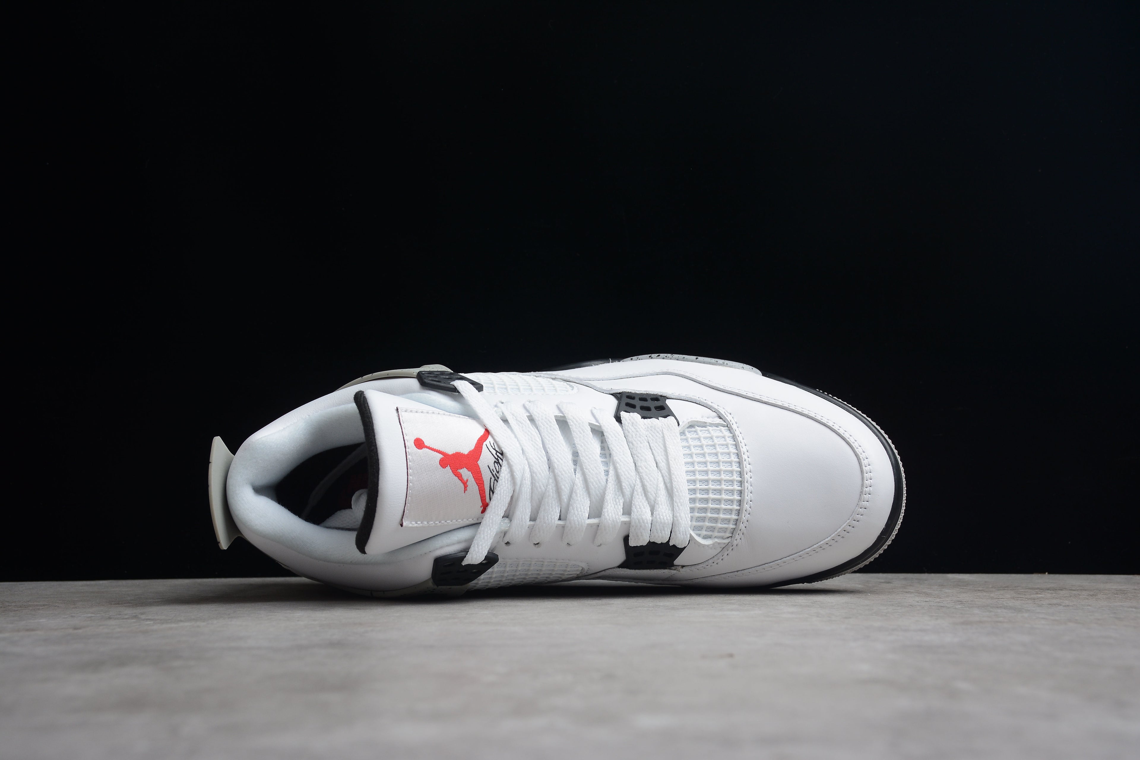 Air Jordan 4 – Blanco / Gris / Negro