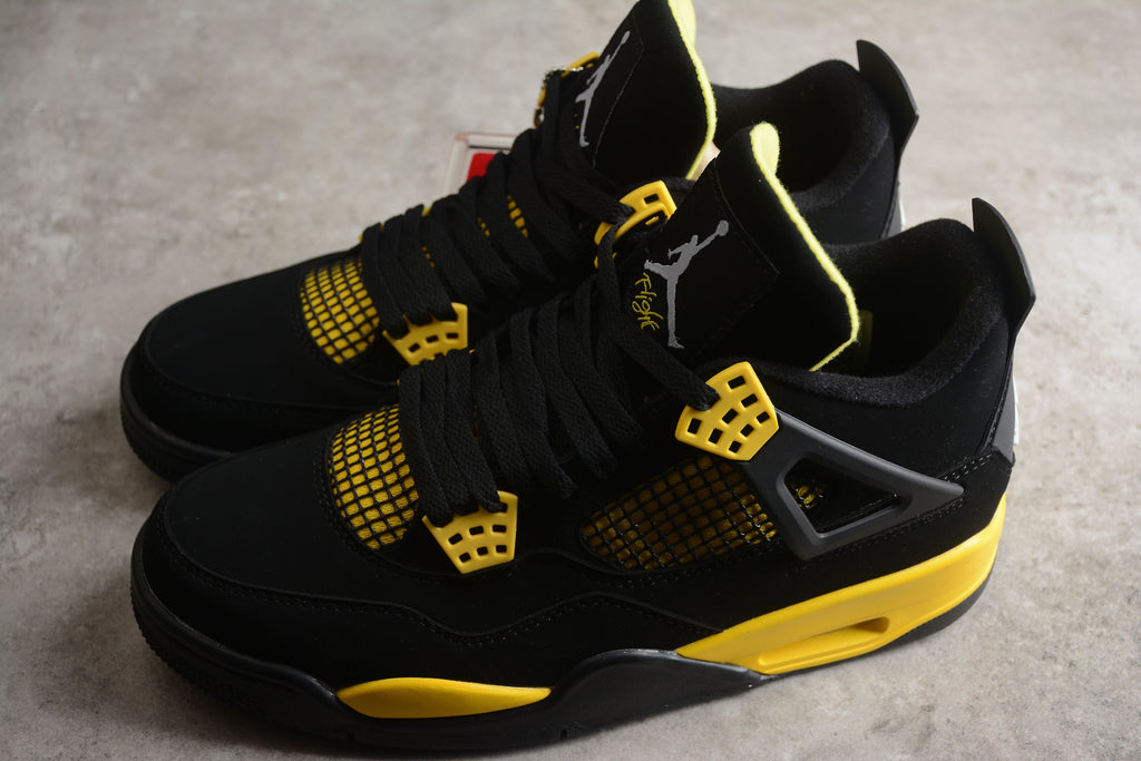 Air Jordan 4 – Negro / Amarillo