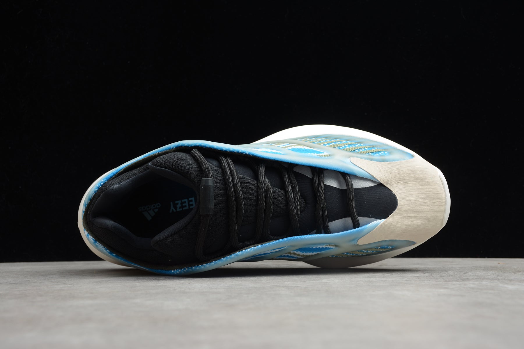 Adidas Yeezy 700 V3 – Azul