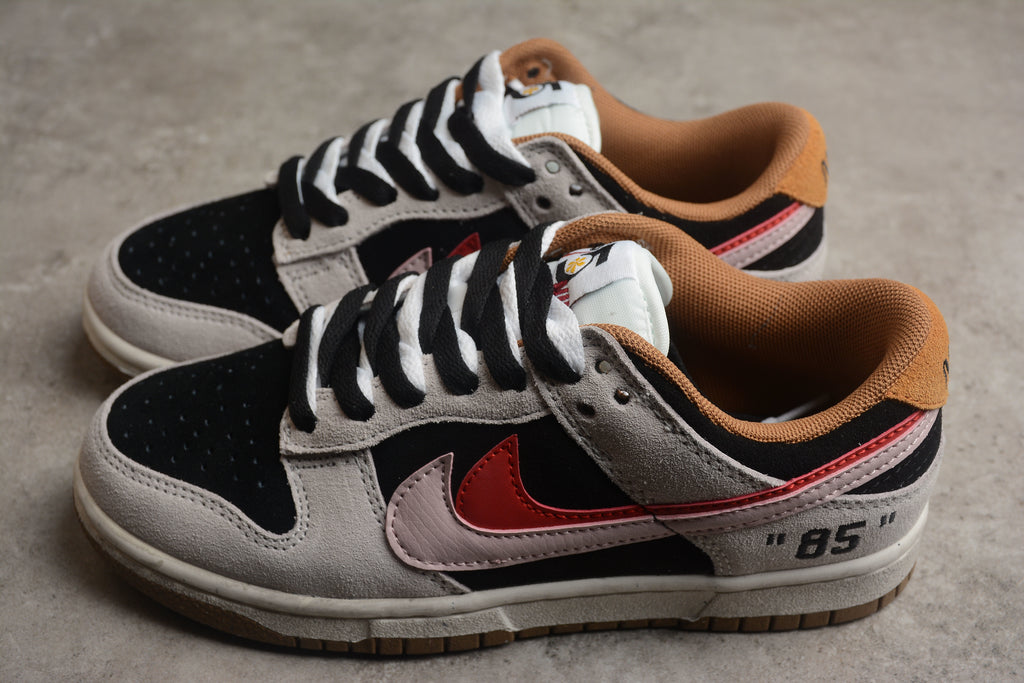 Dunk SB – Gris / Negro / Rosa / Rojo