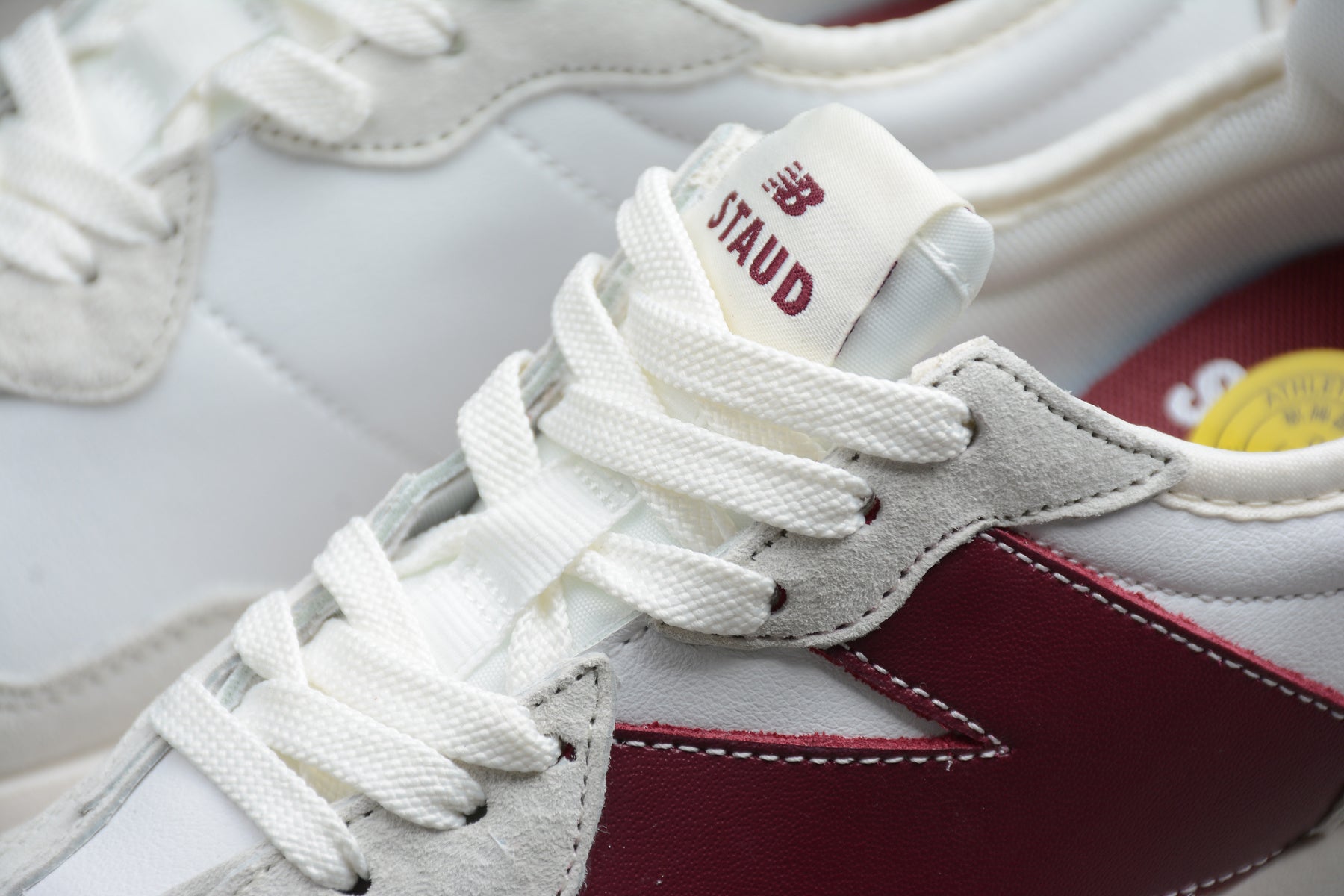 New Balance 327 – Blanco / Rojo