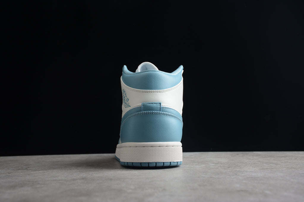 Air Jordan 1 Mid – Azul Claro / Blanco