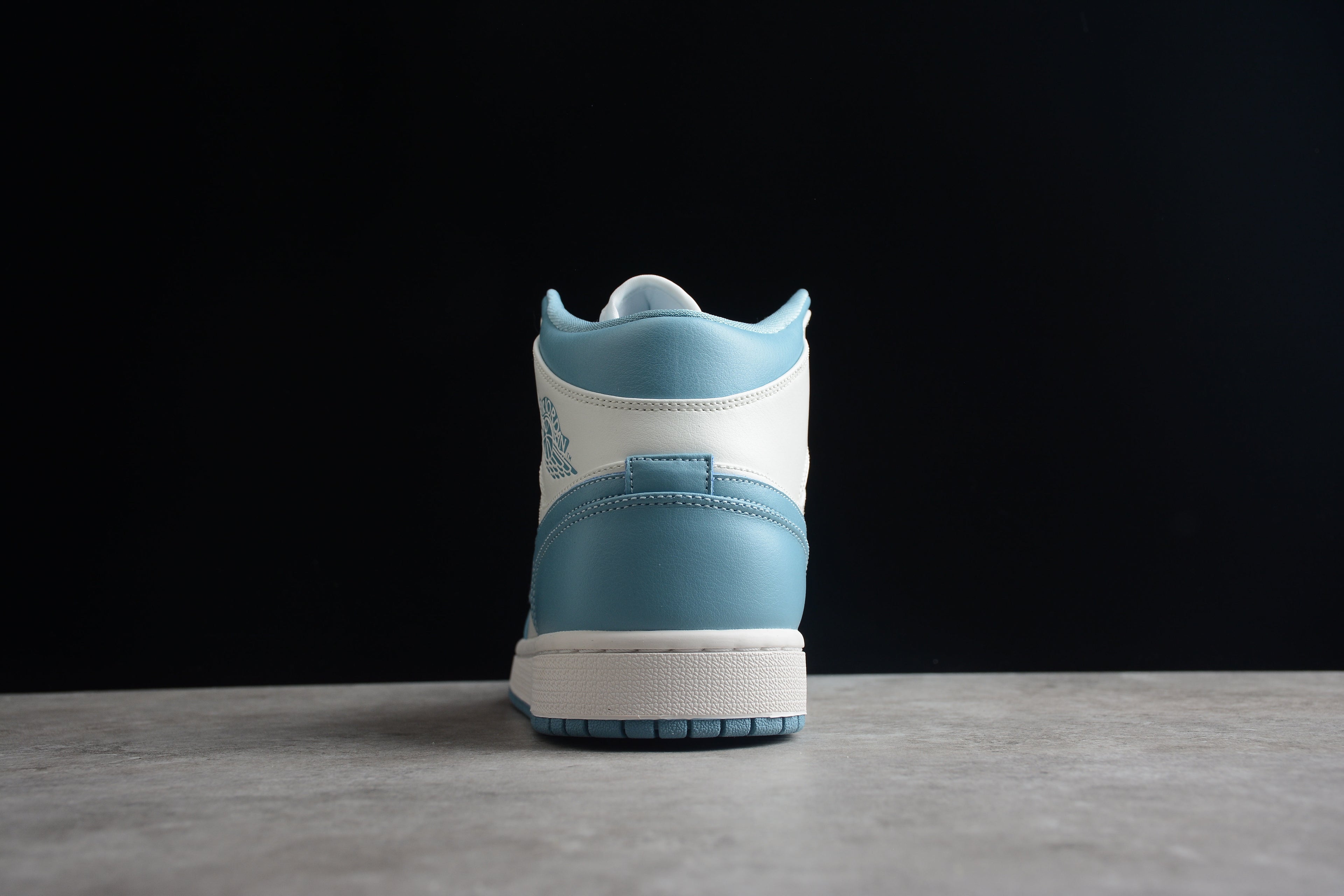 Air Jordan 1 Mid – Azul Claro / Blanco