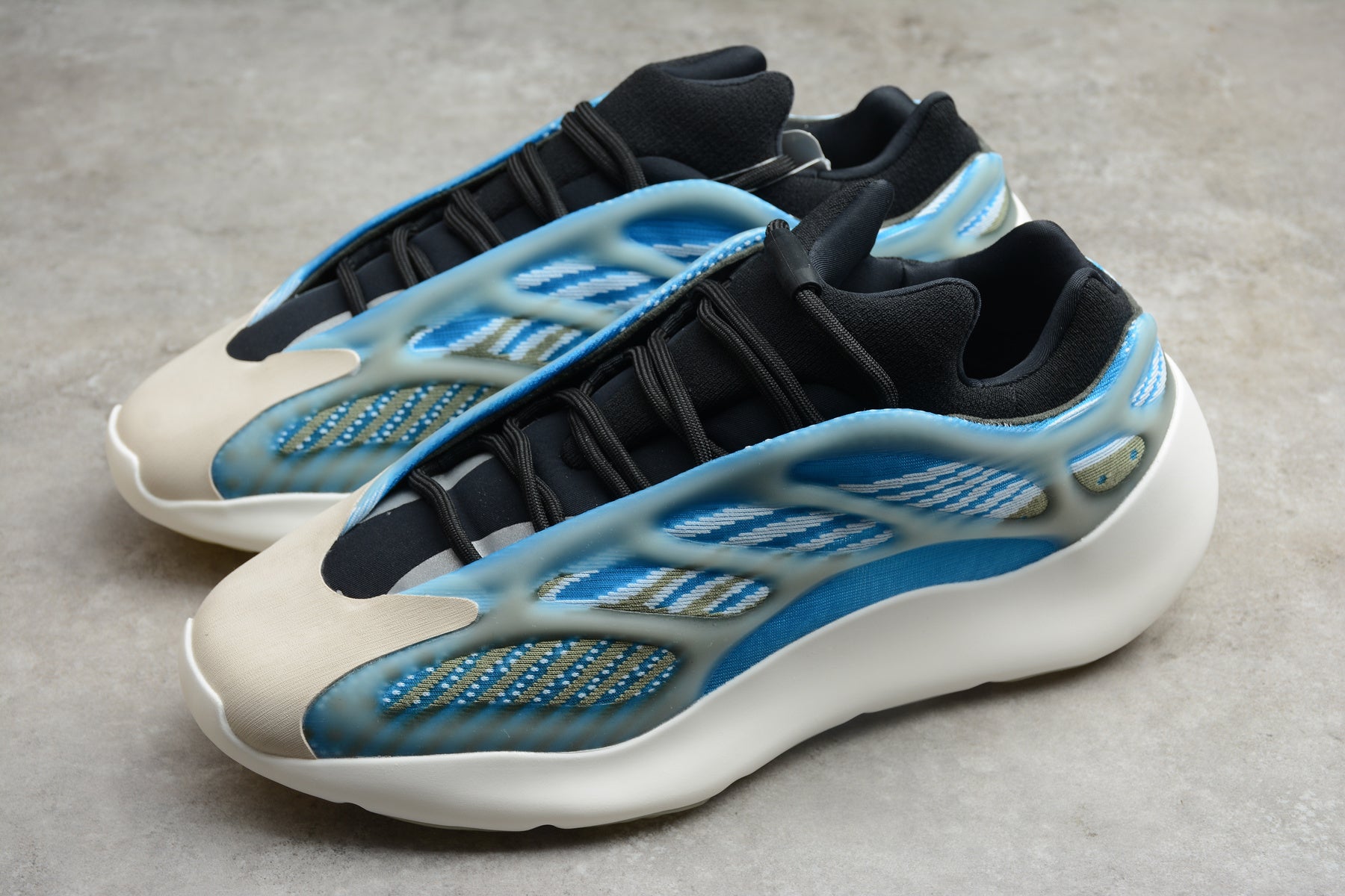 Adidas Yeezy 700 V3 – Azul