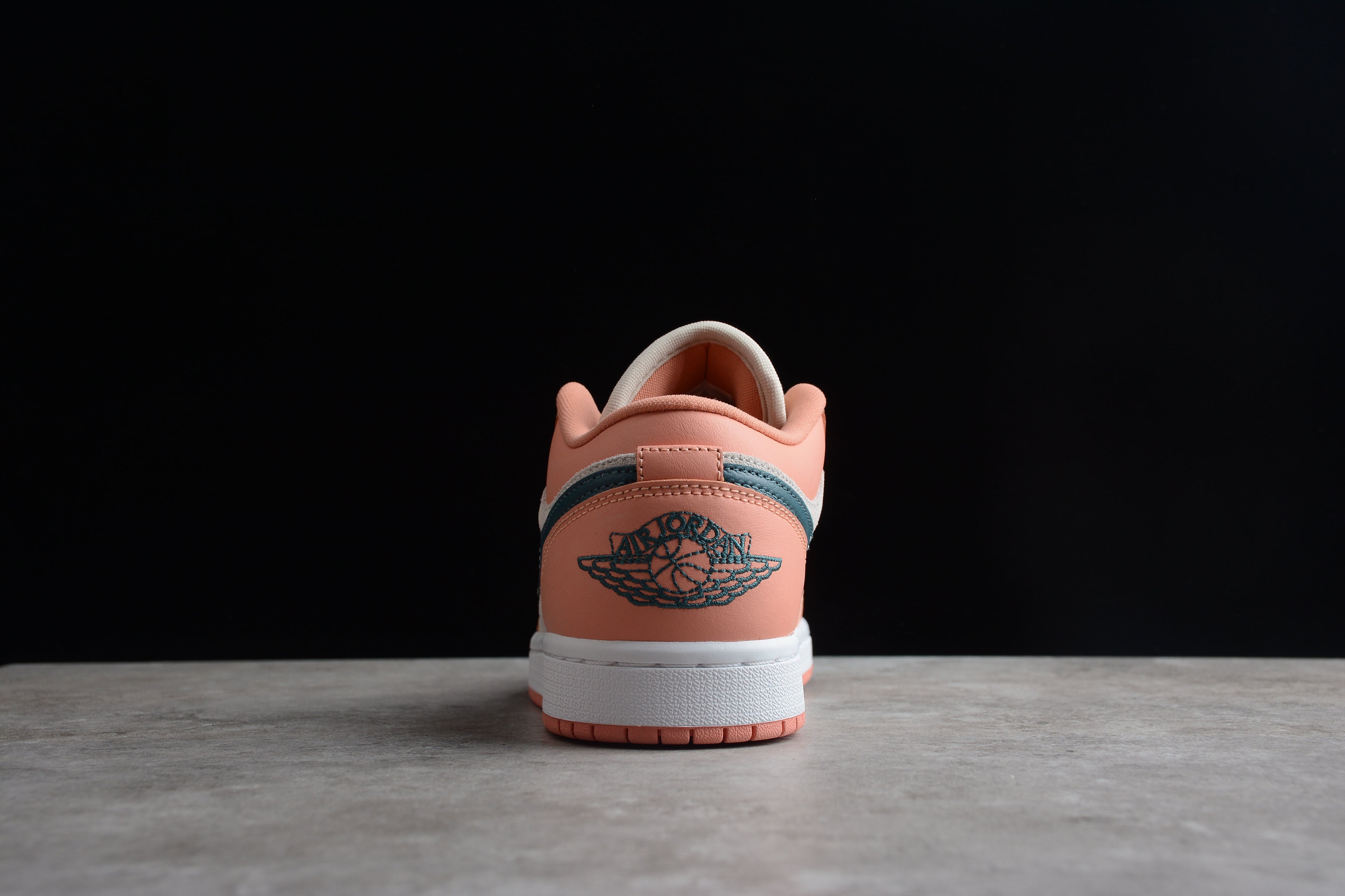 Jordan 1 Low – Rosa Claro