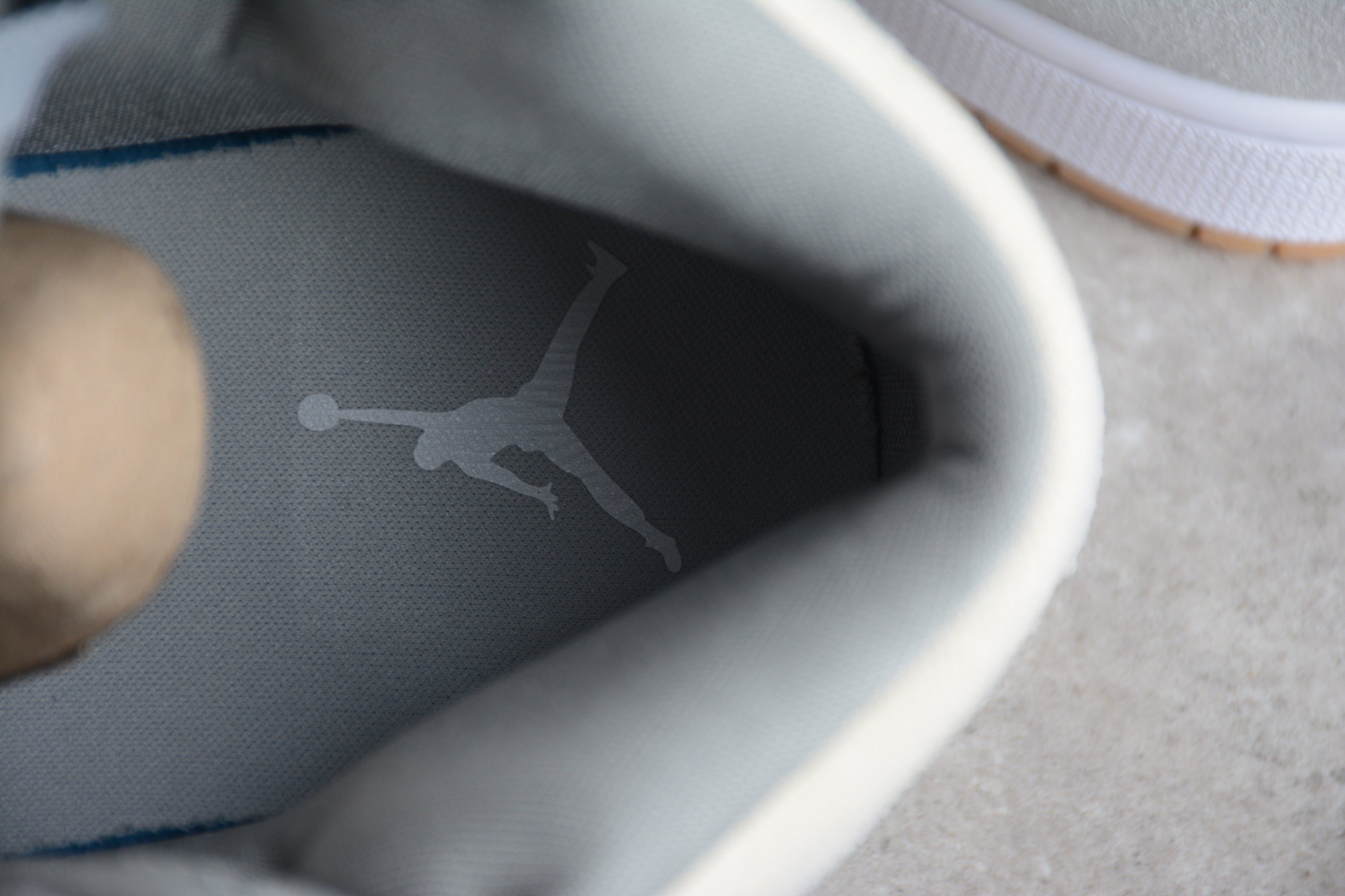 Air Jordan 1 Mid – Gris Claro / Beige