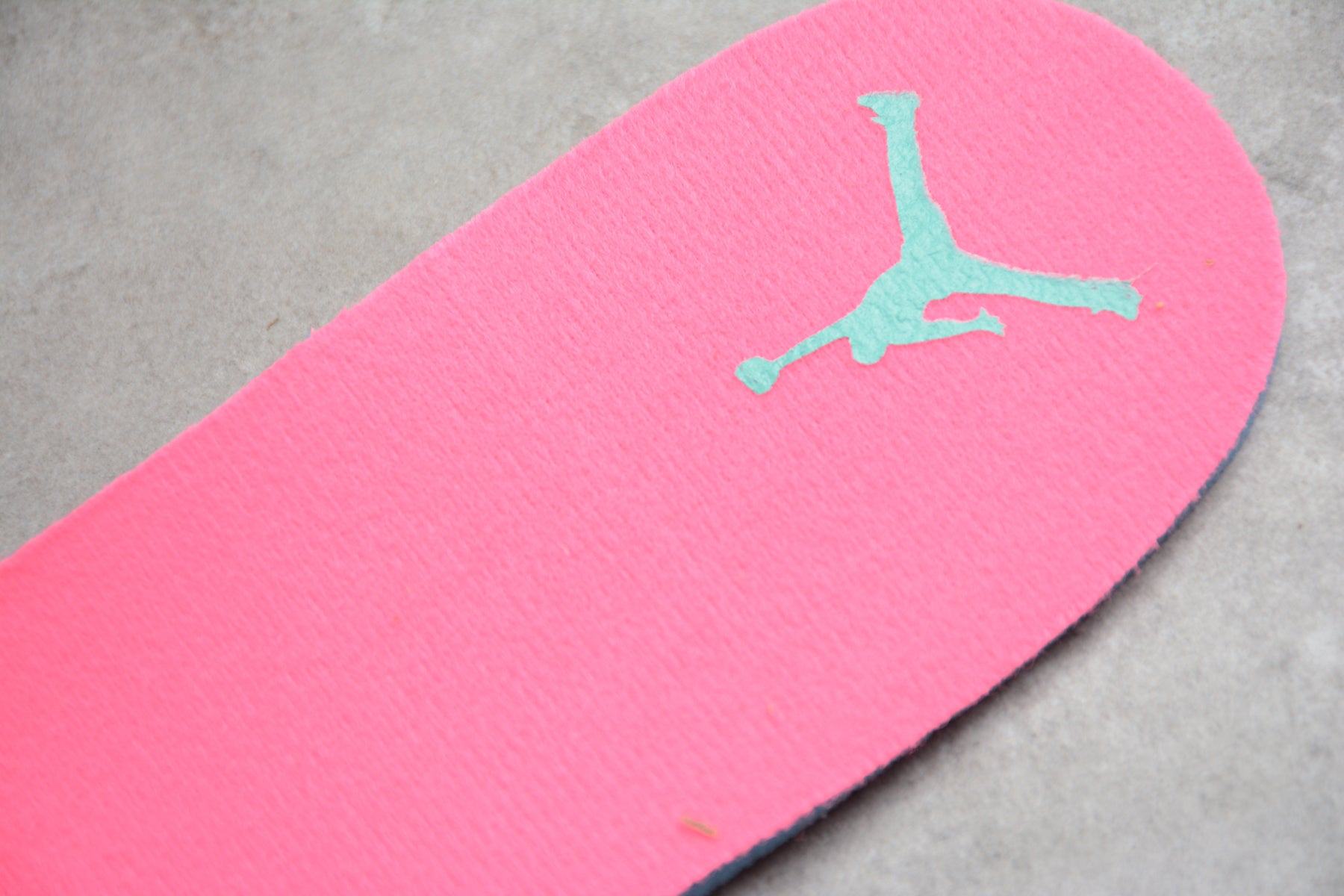 Air Jordan 1 Mid – Blanco / Rosa / Turquesa