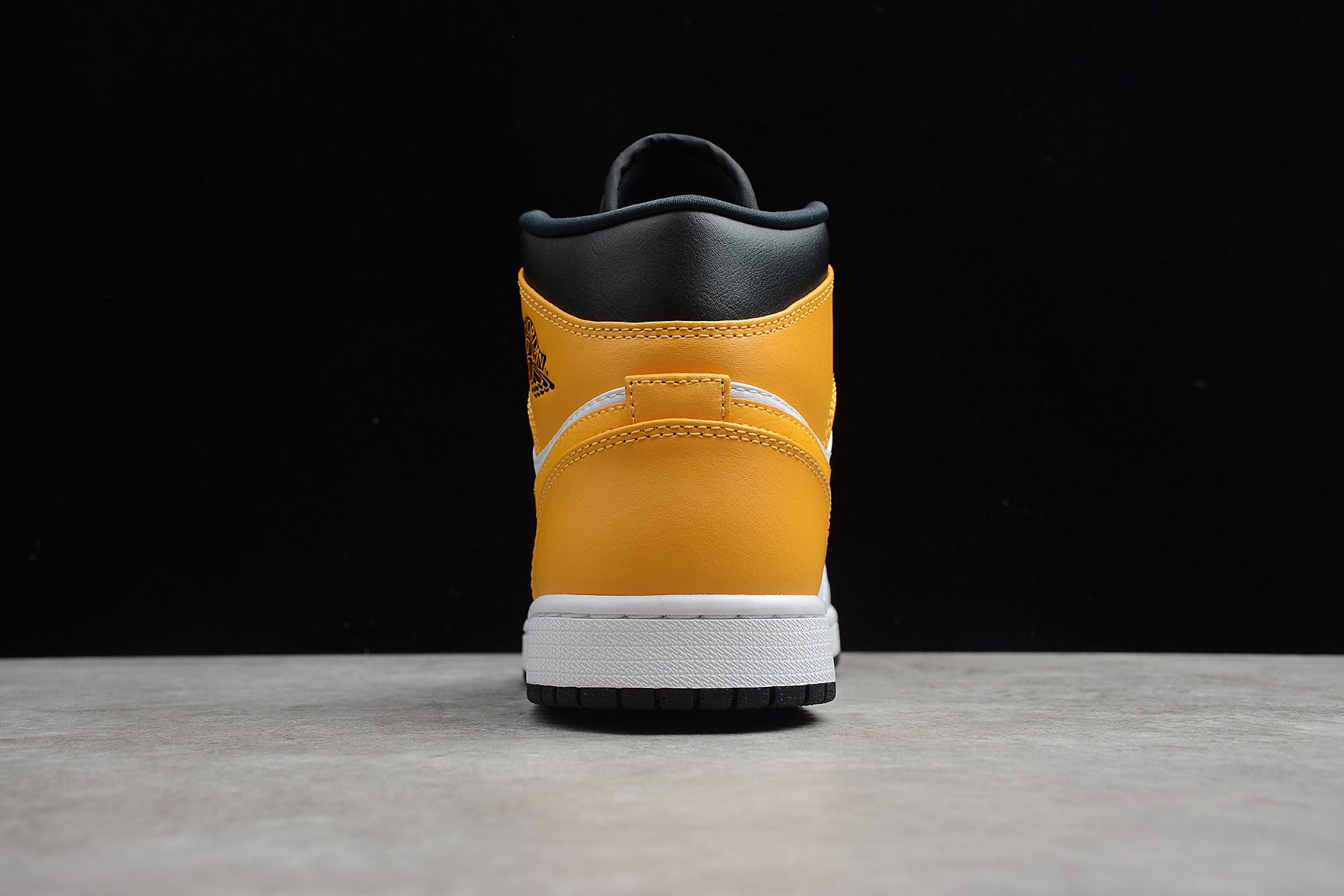 Air Jordan 1 Mid – Amarillo / Blanco / Negro