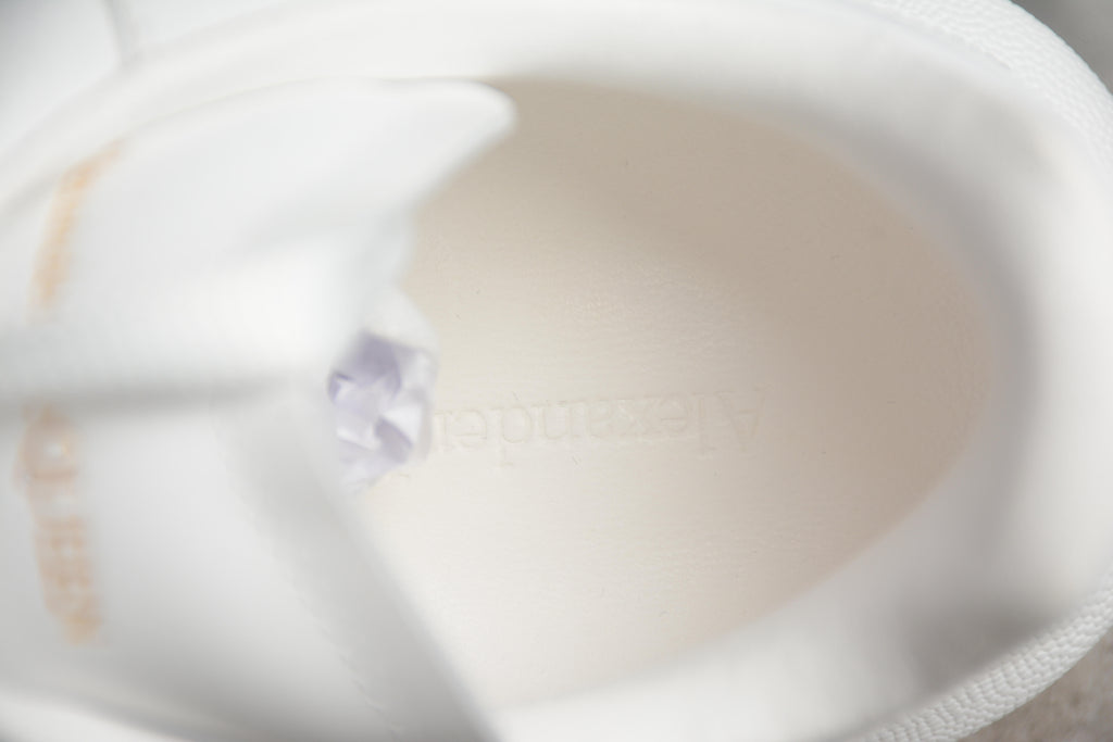 Alexander McQueen – Blanco / Letras Doradas